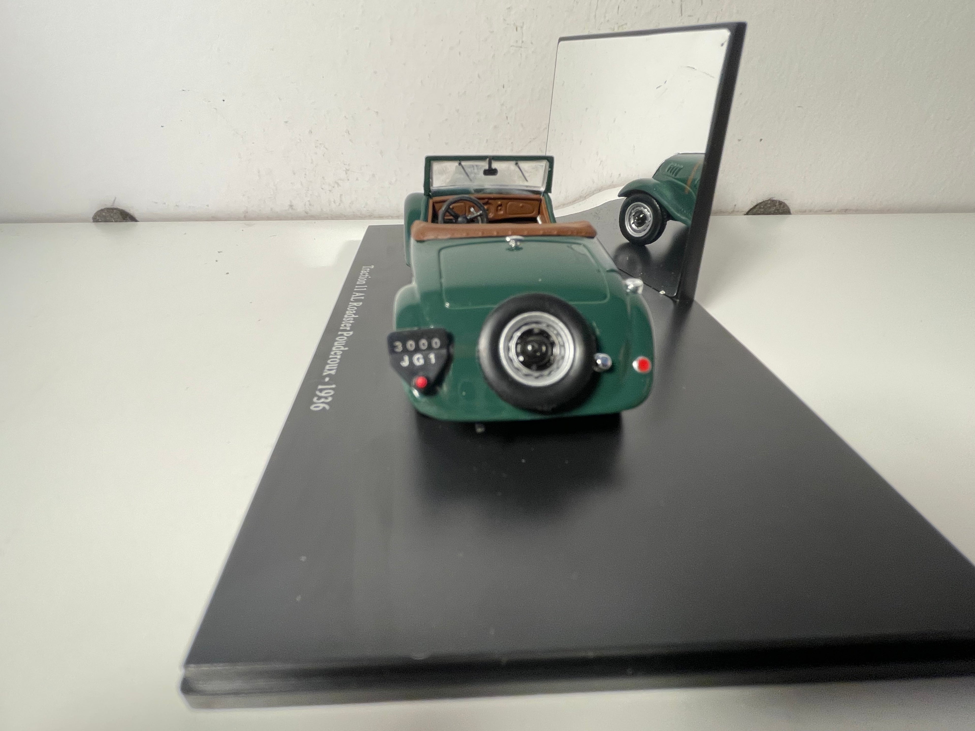 Citroën Traction 11 AL Roadster Pouderoux gréng Nummer 45 vu 1936 (plexi Këscht)
