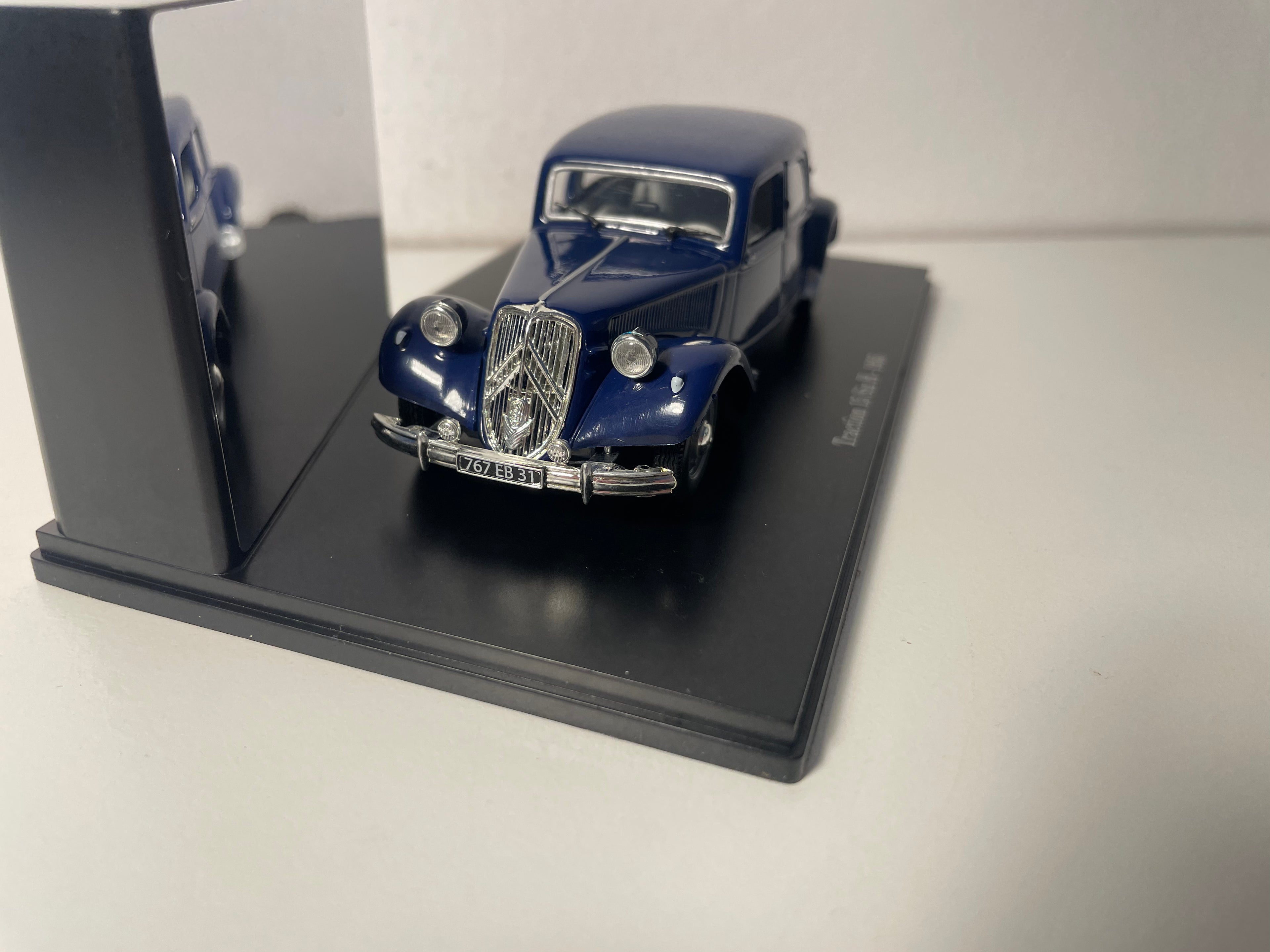 1955 Donkerblauwe Citroën Traction 15 Six H (Plexi-doos)