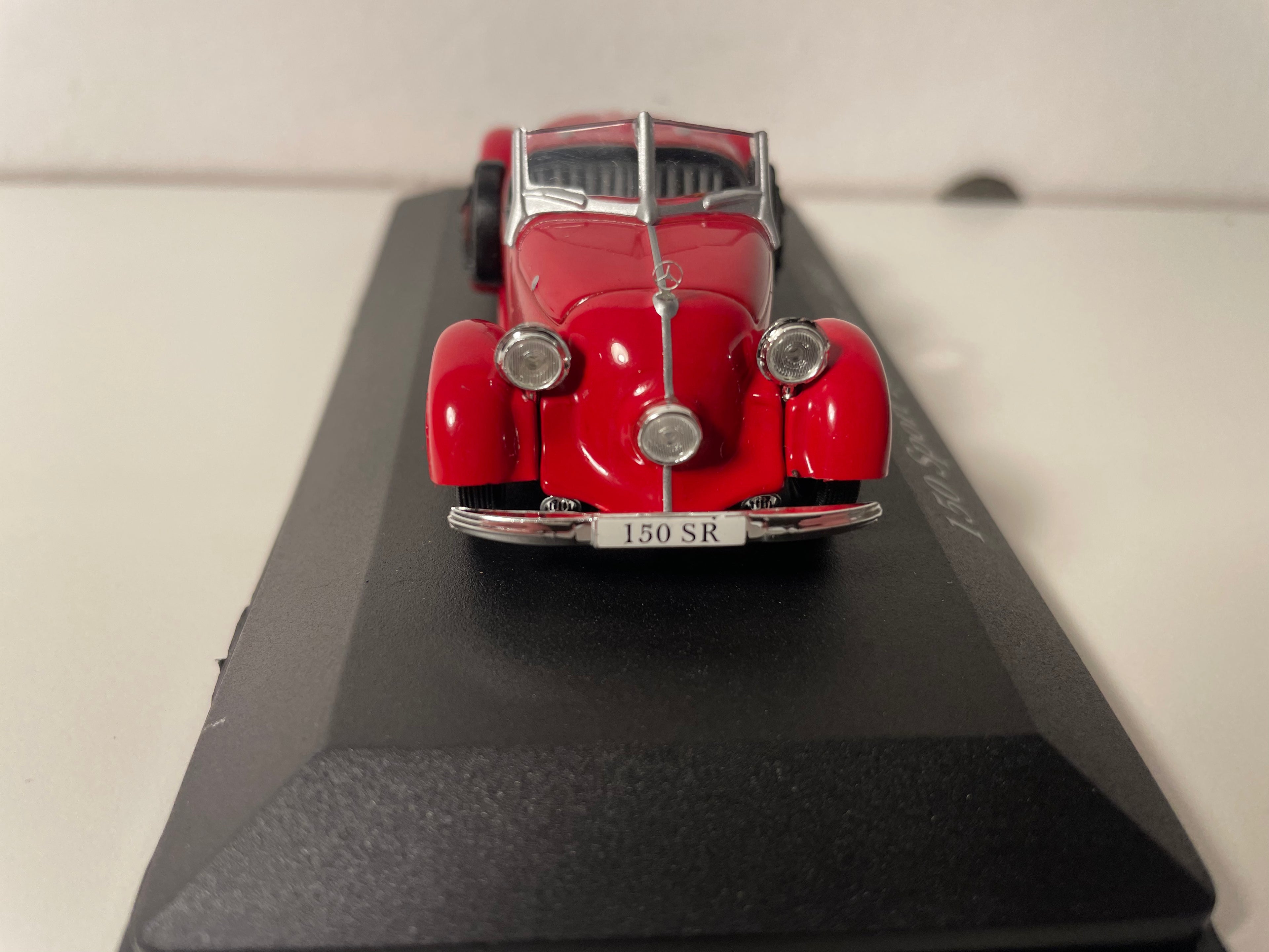 Ciemnoczerwony Mercedes 150 Sport Roadster z 1935 roku