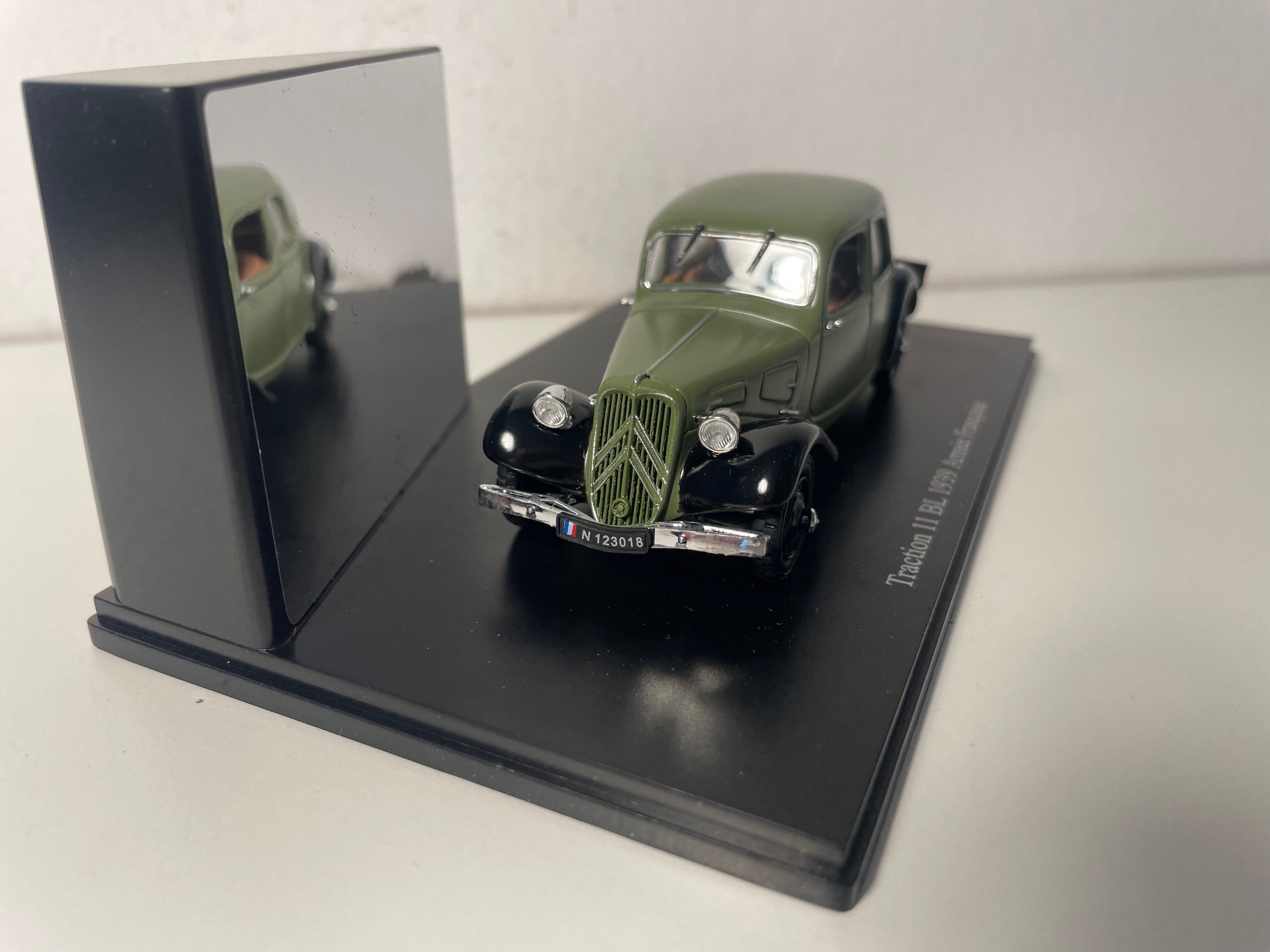 1939 Dark Green Citroën Traction 11 BL - French Army (plexiglass box)