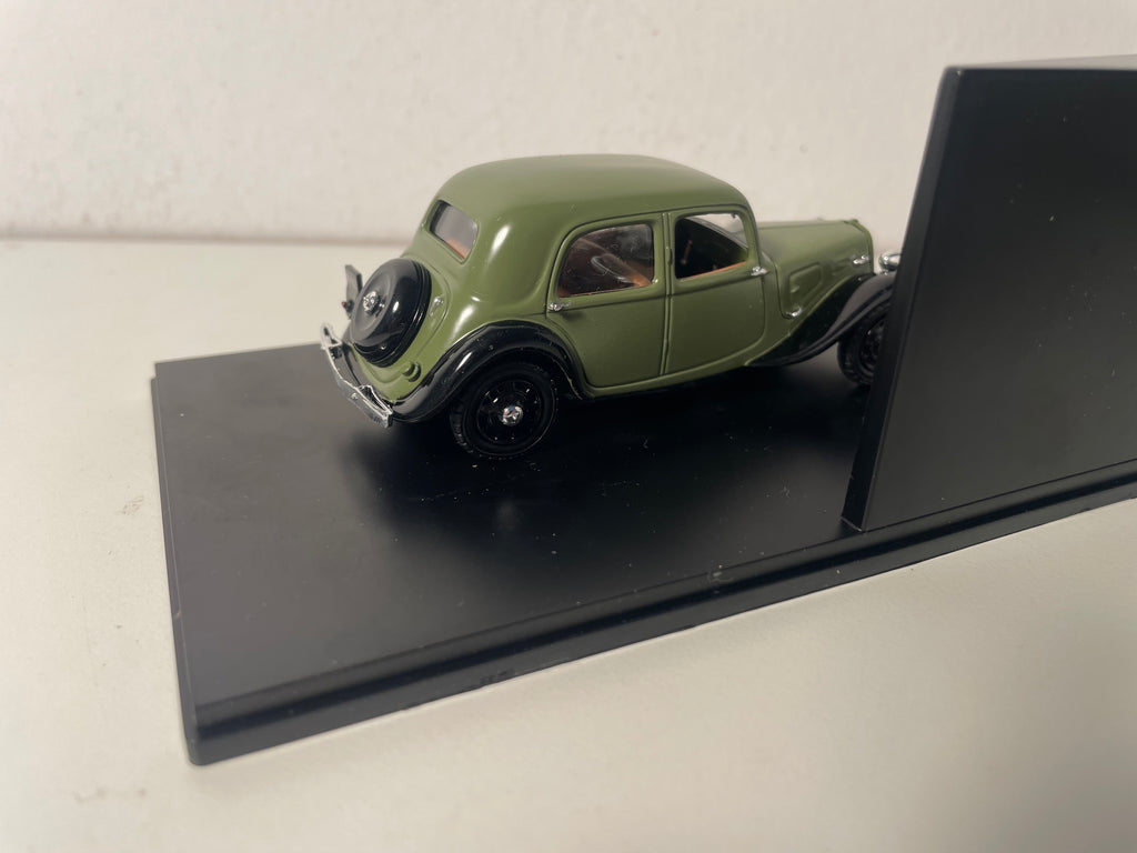 Citroën Traction 11 BL verde escuro de 1939 - Exército Francês (caixa plexi)