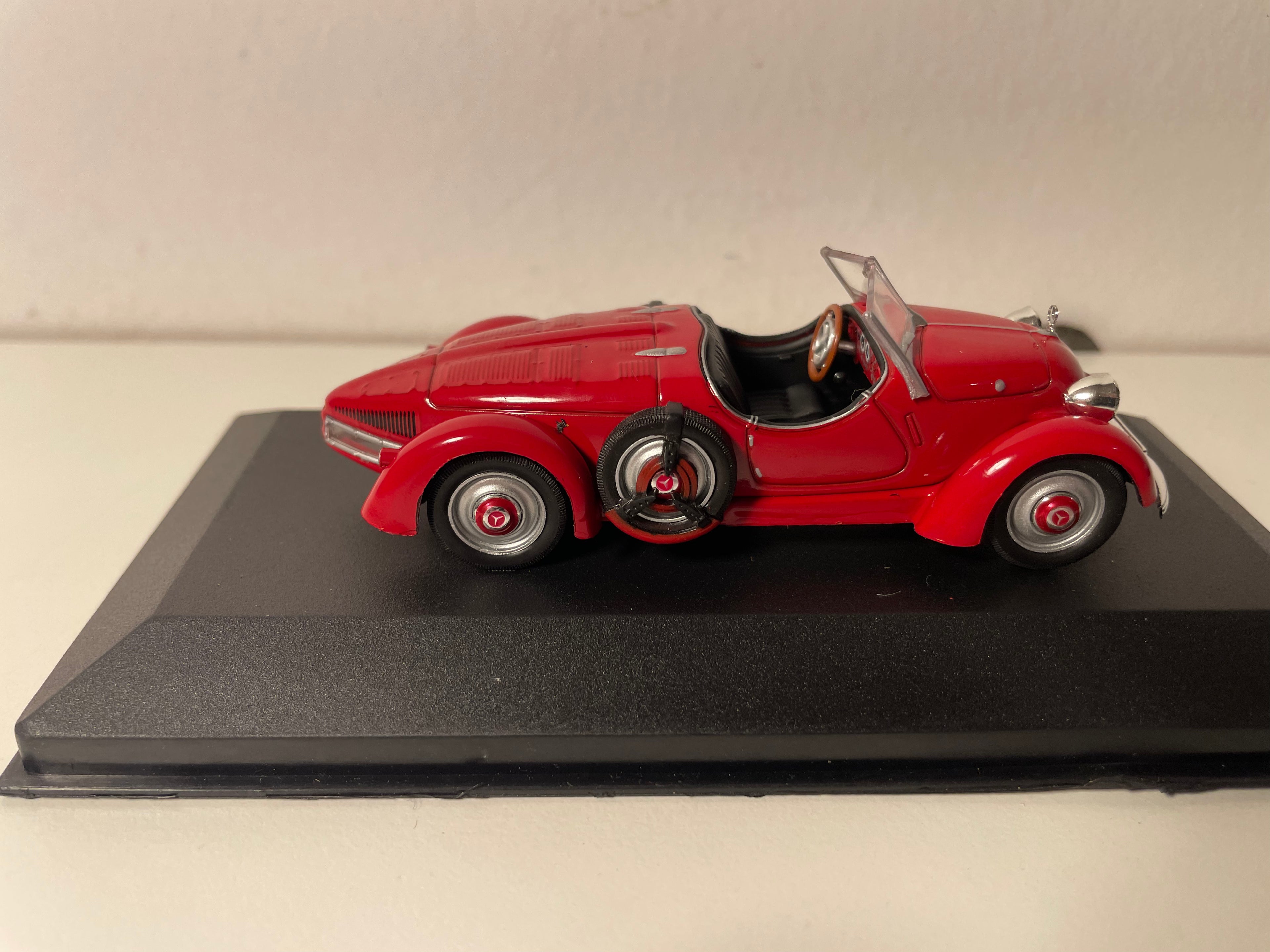 Ciemnoczerwony Mercedes 150 Sport Roadster z 1935 roku