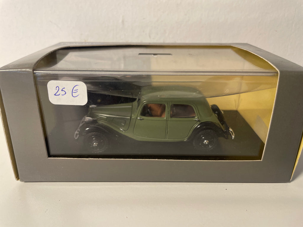Citroën Traction 11 BL verde escuro de 1939 - Exército Francês (caixa plexi)