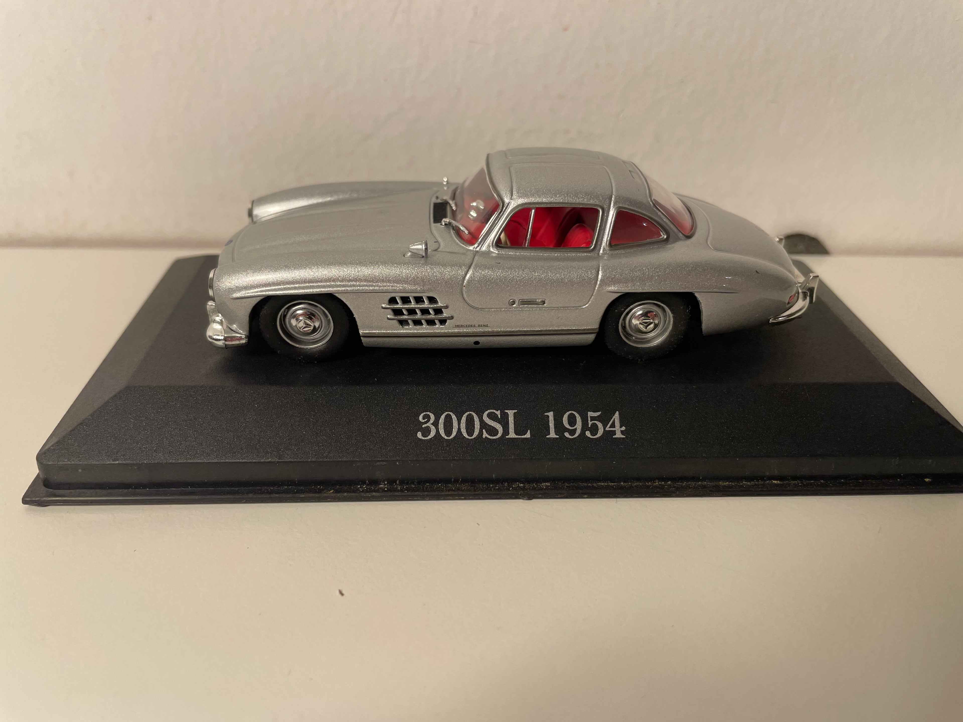 Szary Mercedes 300SL z 1954 roku