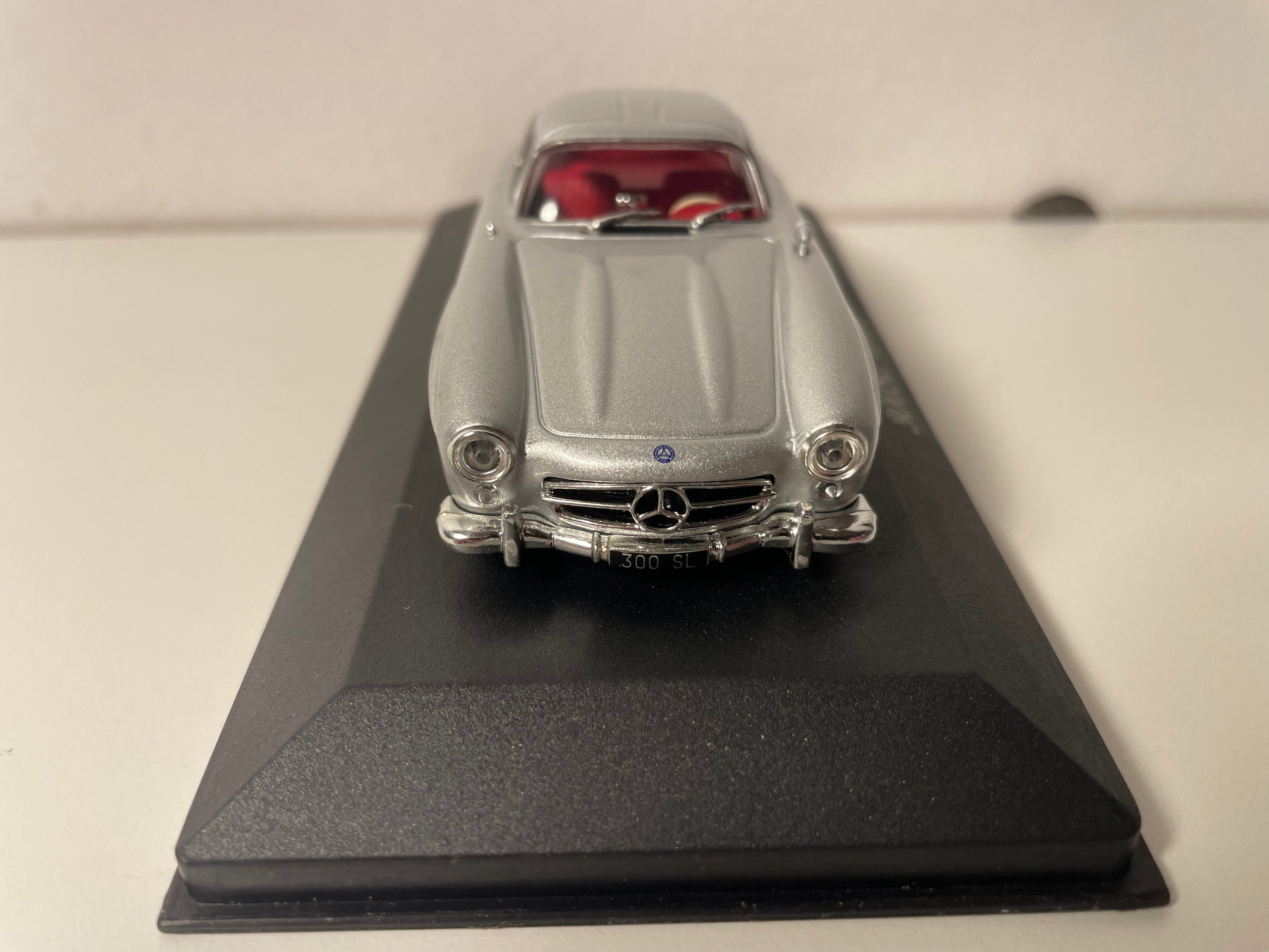 Szary Mercedes 300SL z 1954 roku