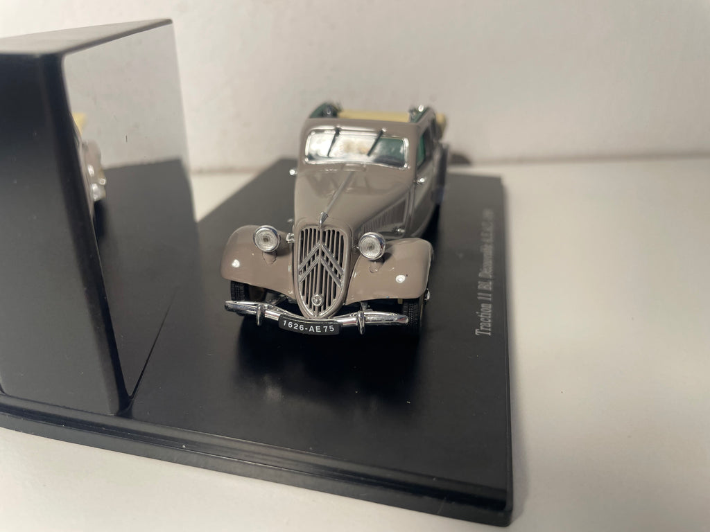 Citroën Traction 11 BL Découvrable A.E.A.T. marron? de 1950 (boite plexi)