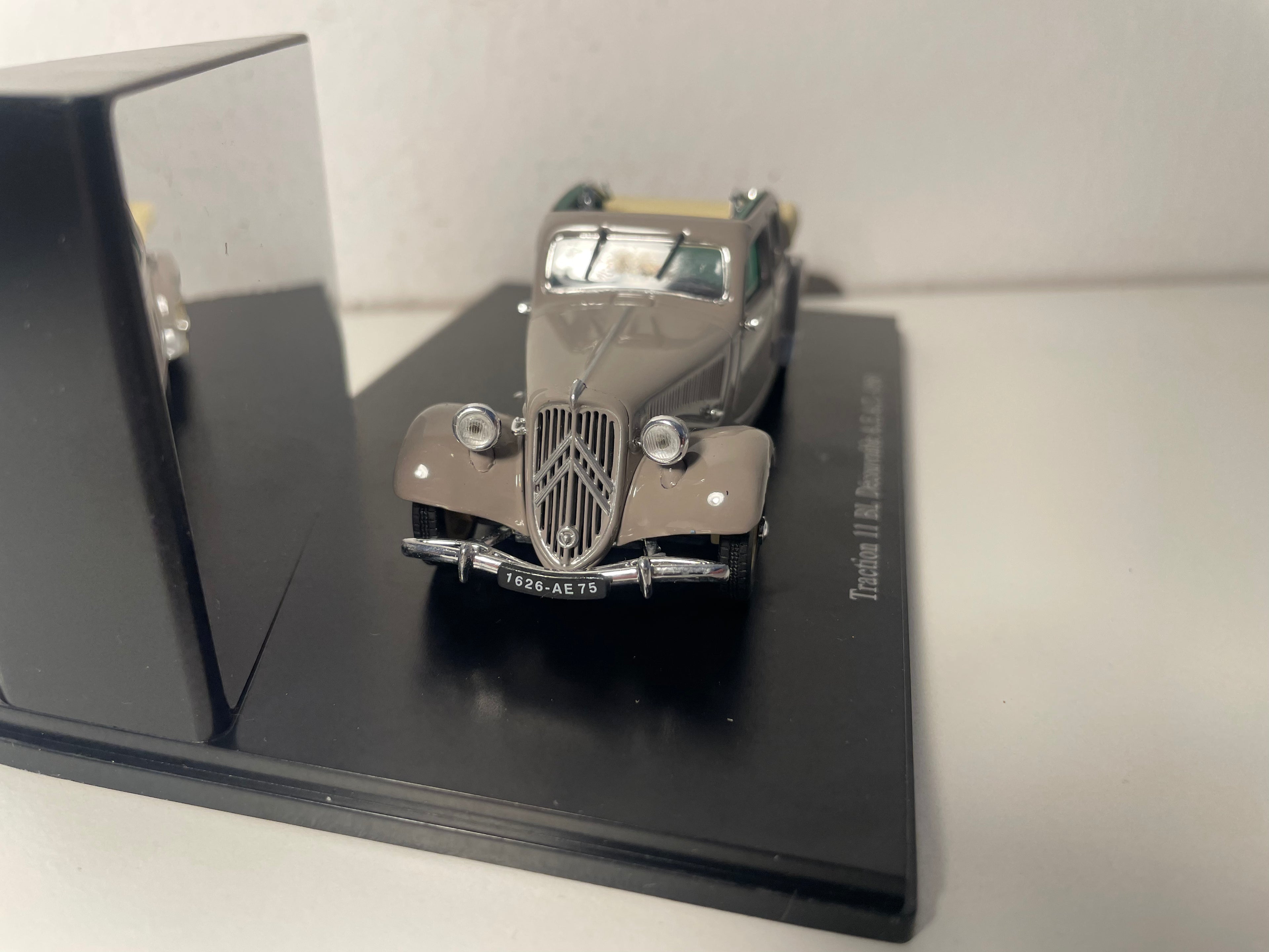 1950 Citroën Traction 11 BL Découvrable A.E.A.T. Brown (Plexi Box)