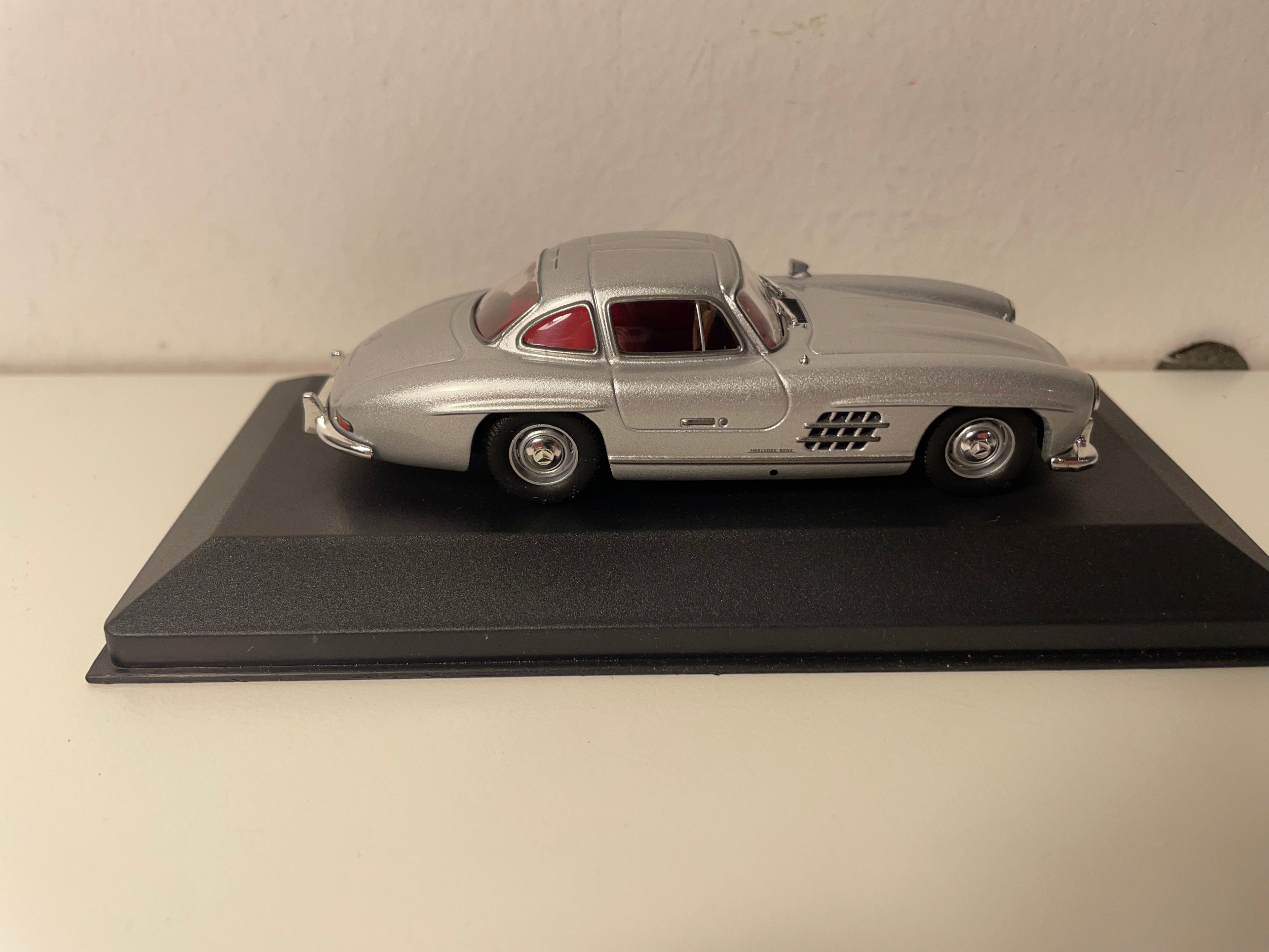 Szary Mercedes 300SL z 1954 roku