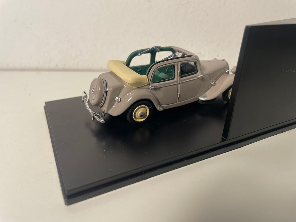 Citroën Traction 11 BL Découvrable A.E.A.T. marron? de 1950 (boite plexi)