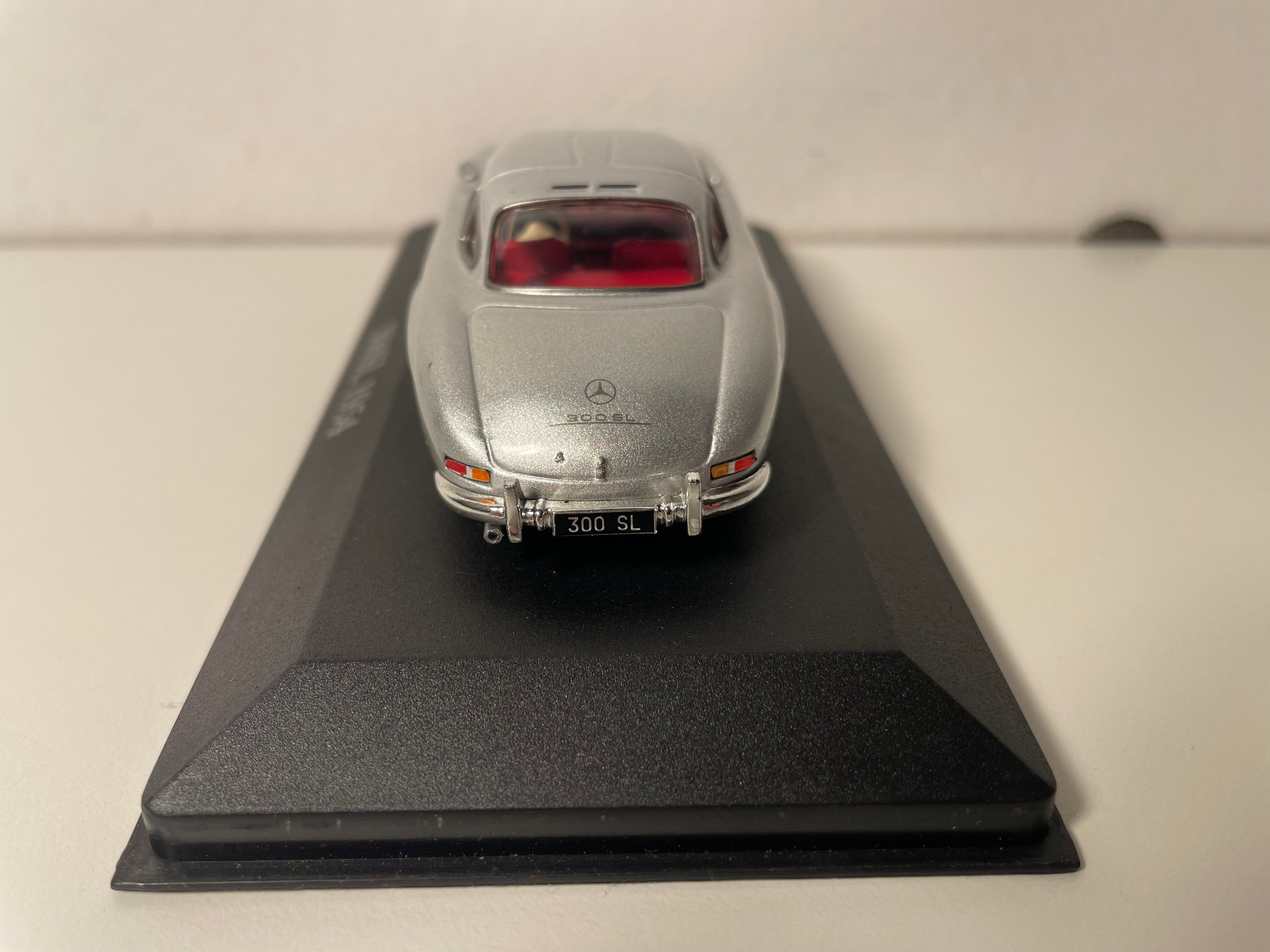 Szary Mercedes 300SL z 1954 roku