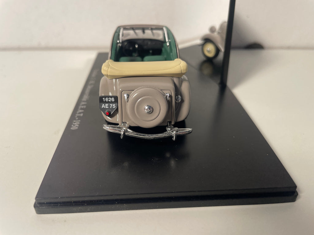 Citroën Traction 11 BL Découvrable A.E.A.T. marron? de 1950 (boite plexi)
