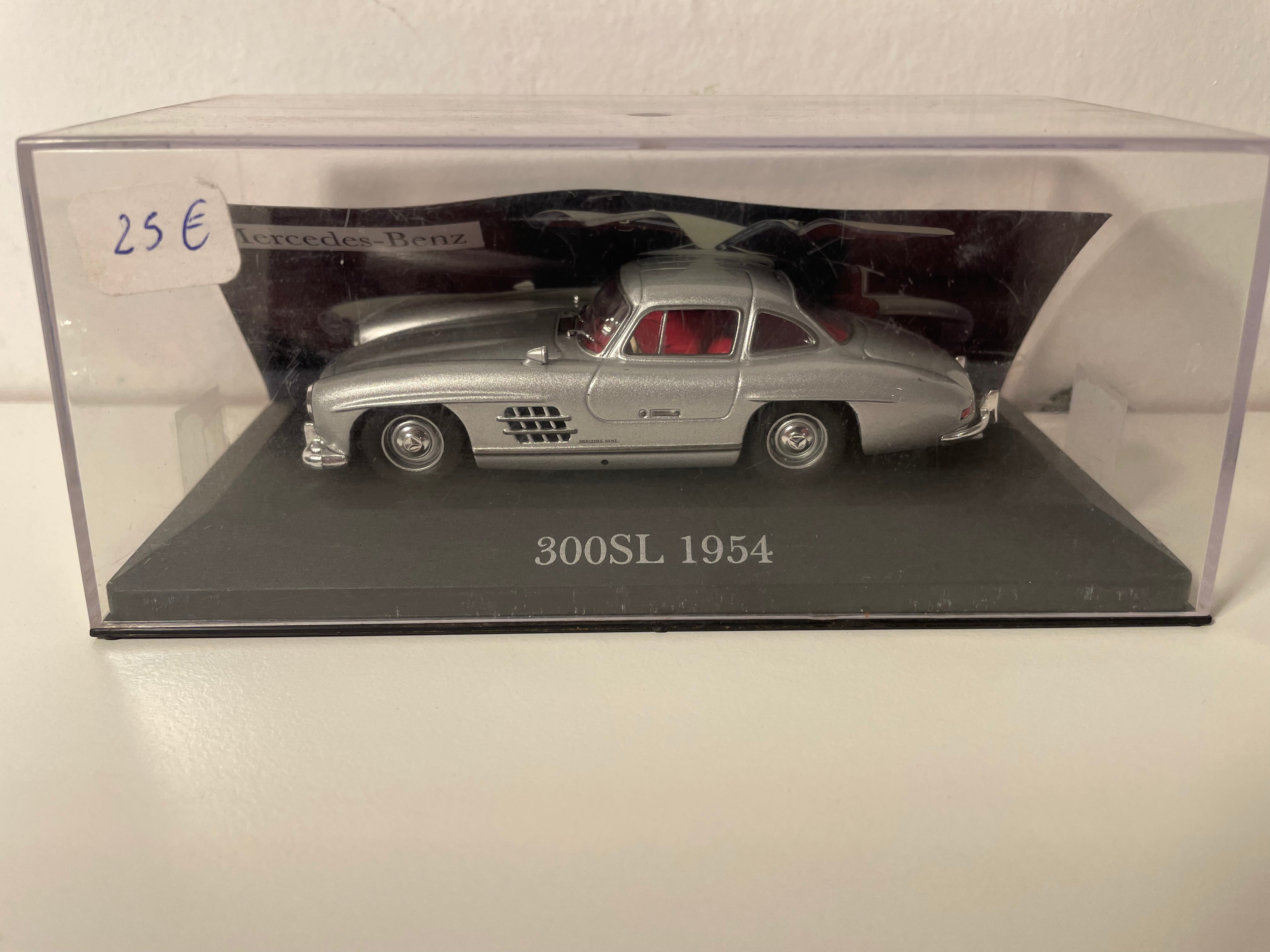 Szary Mercedes 300SL z 1954 roku
