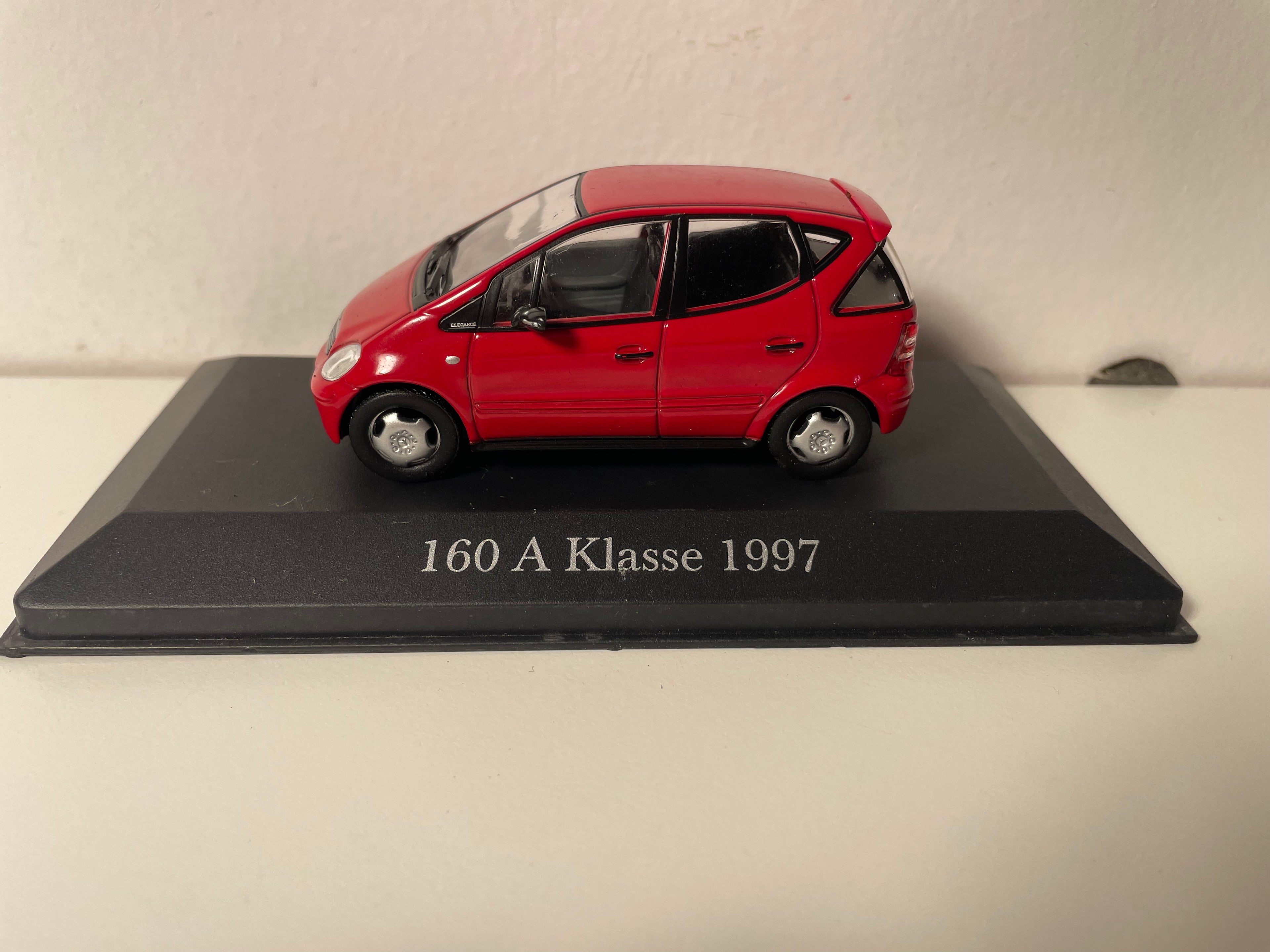 Czerwony Mercedes 160 A Klasse z 1997 roku