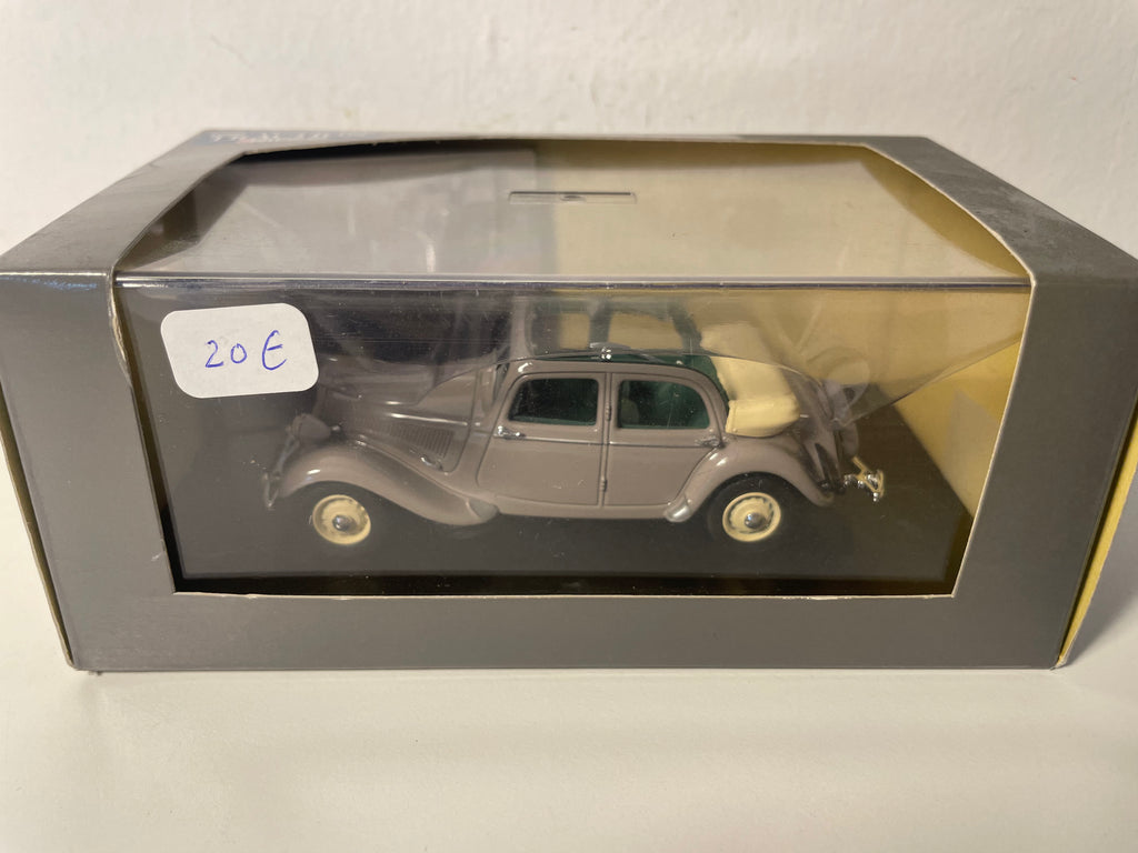 Citroën Traction 11 BL Découvrable A.E.A.T. marron? de 1950 (boite plexi)