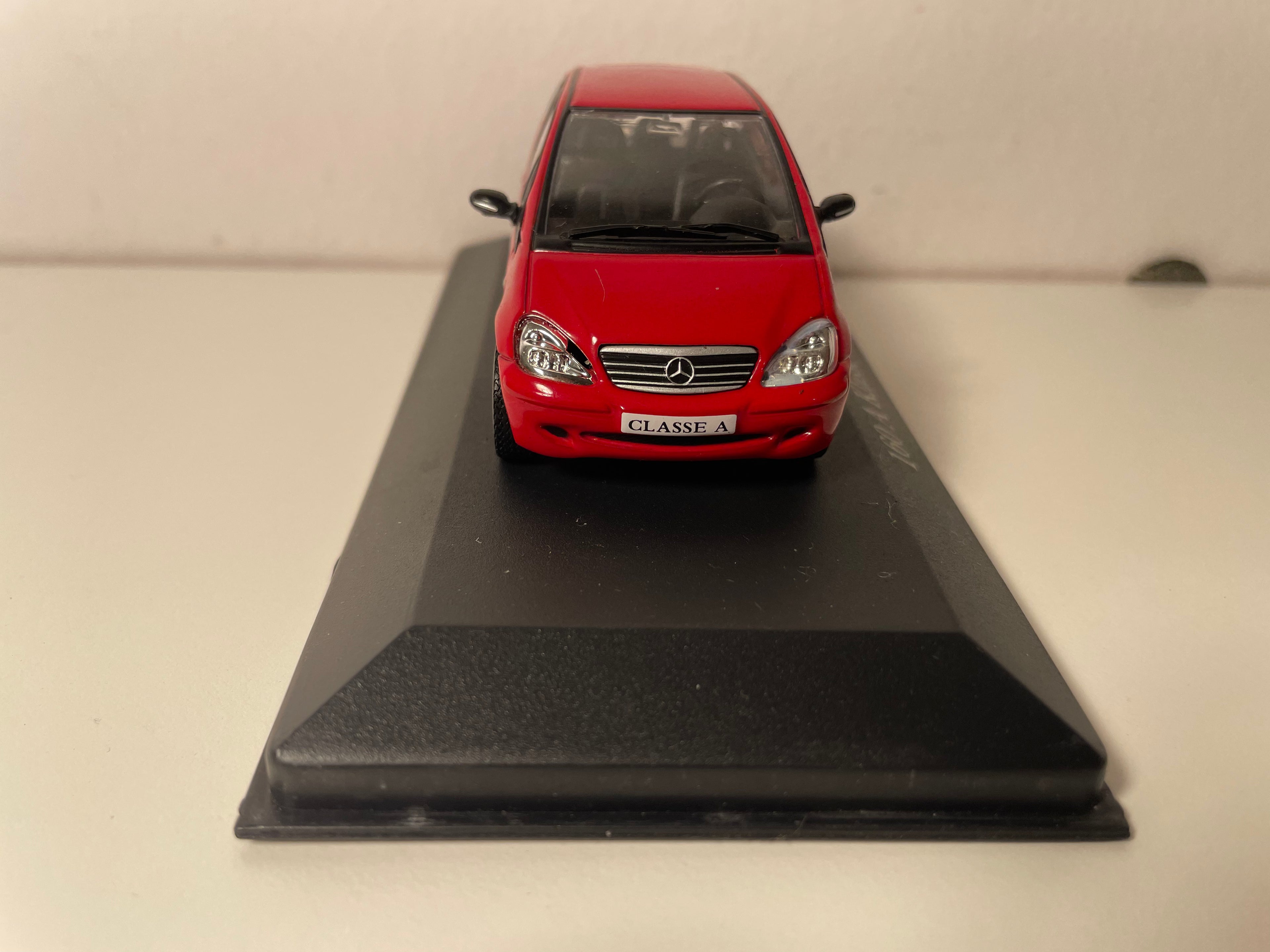 Czerwony Mercedes 160 A Klasse z 1997 roku