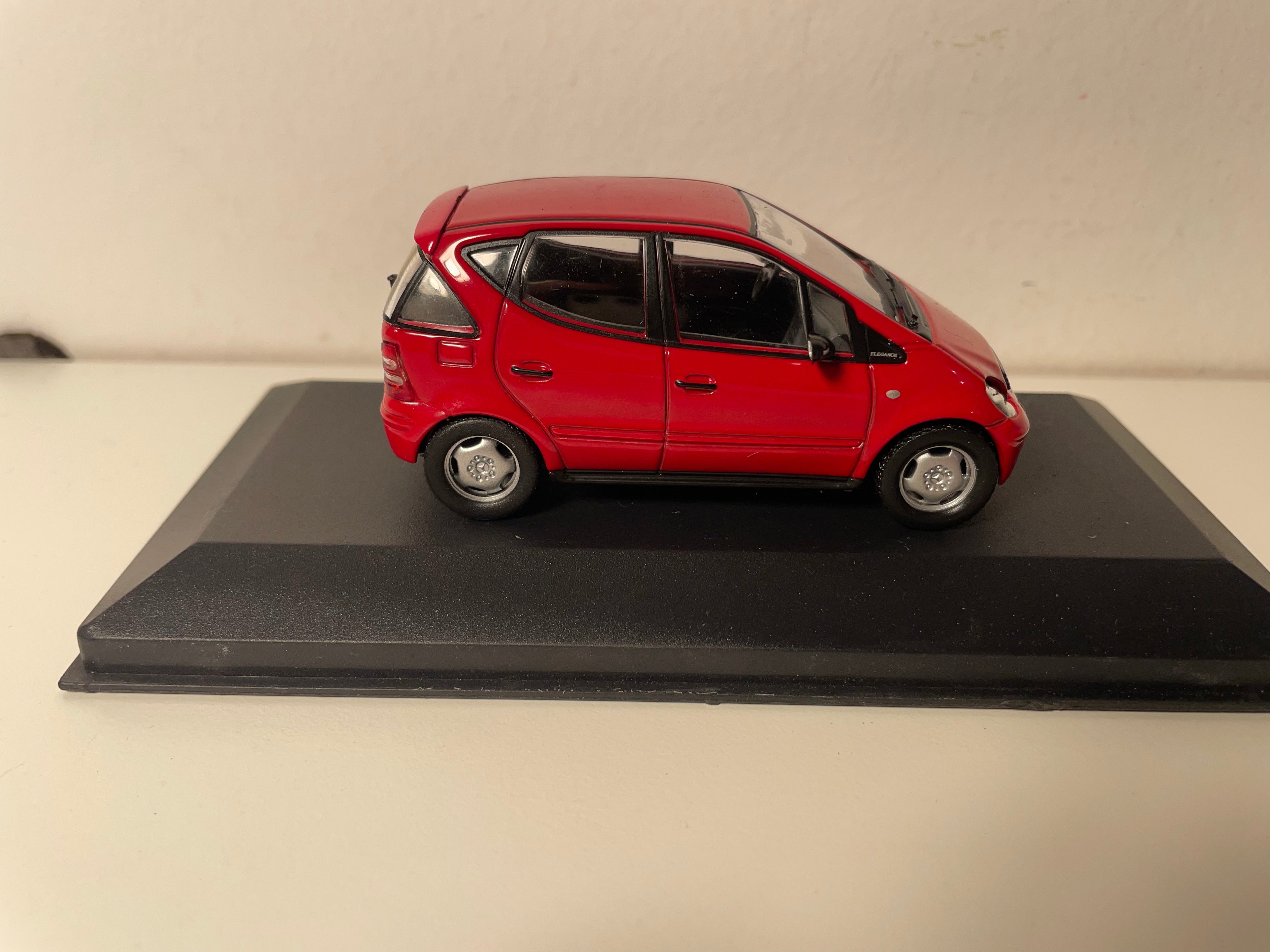 Czerwony Mercedes 160 A Klasse z 1997 roku