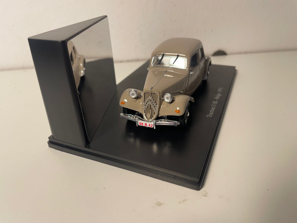 Citroën Traction 11 BL Belge marron de 1951 (boite plexi)