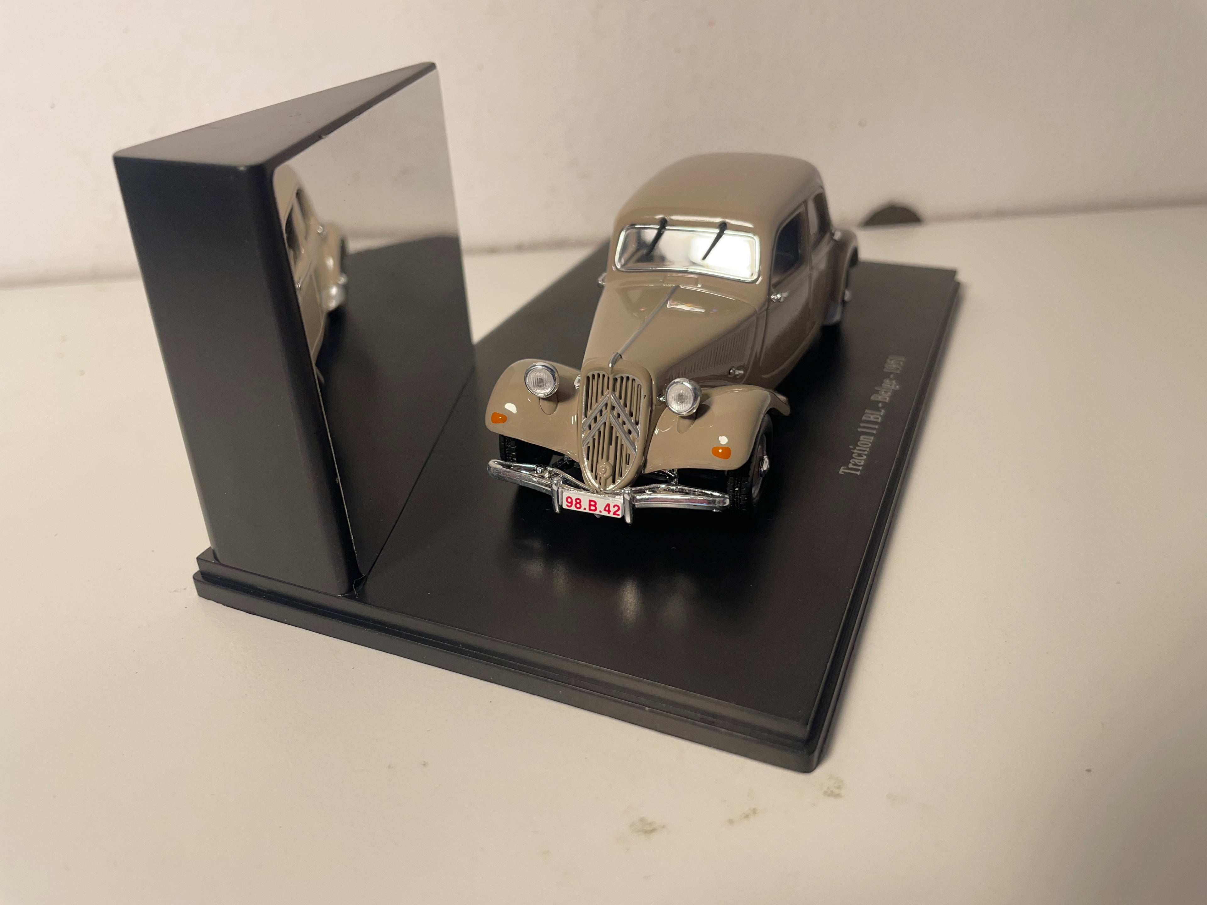 Citroën Traction 11 BL Belge brong aus 1951 (plexi Këscht)