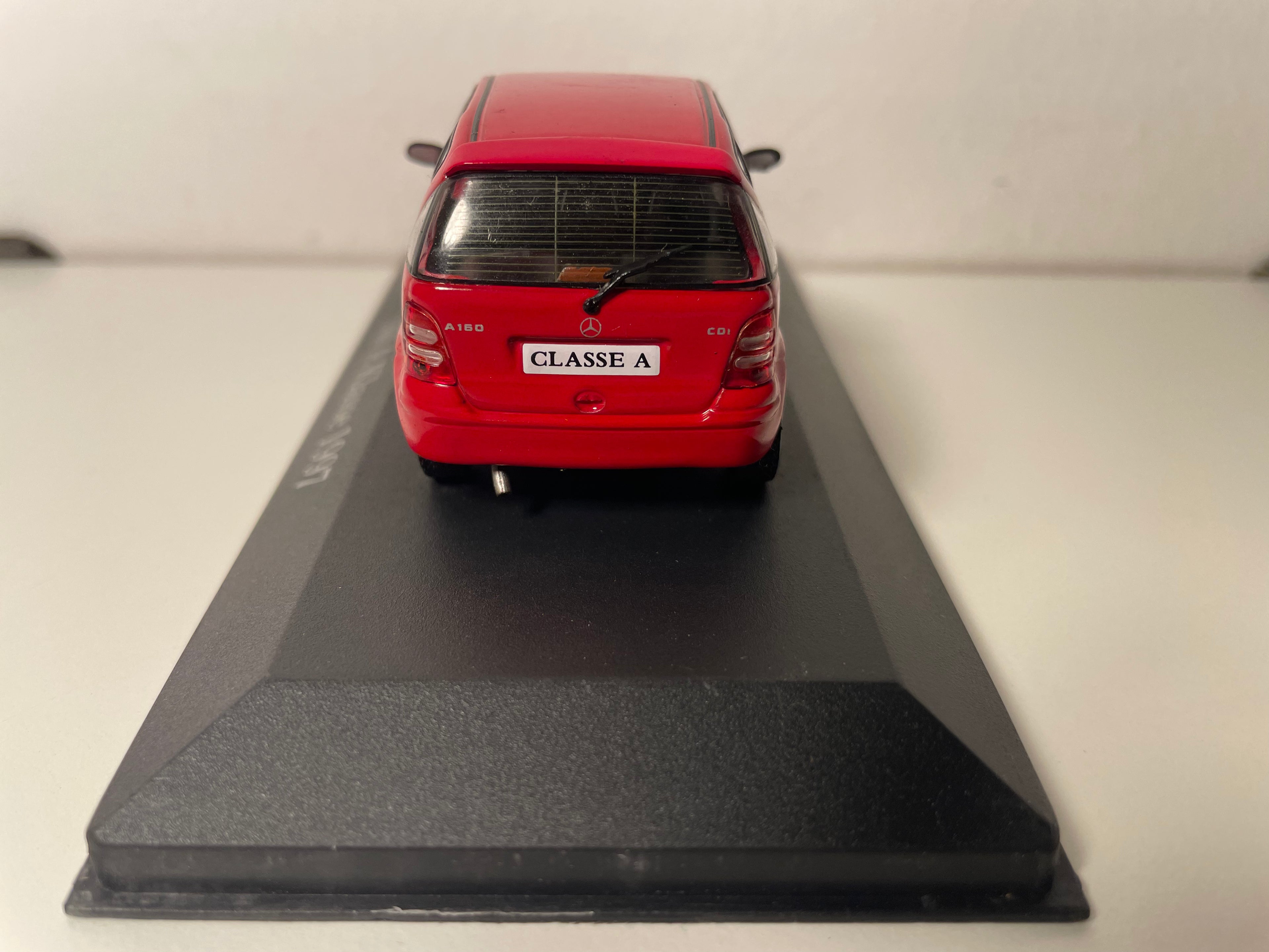 Czerwony Mercedes 160 A Klasse z 1997 roku