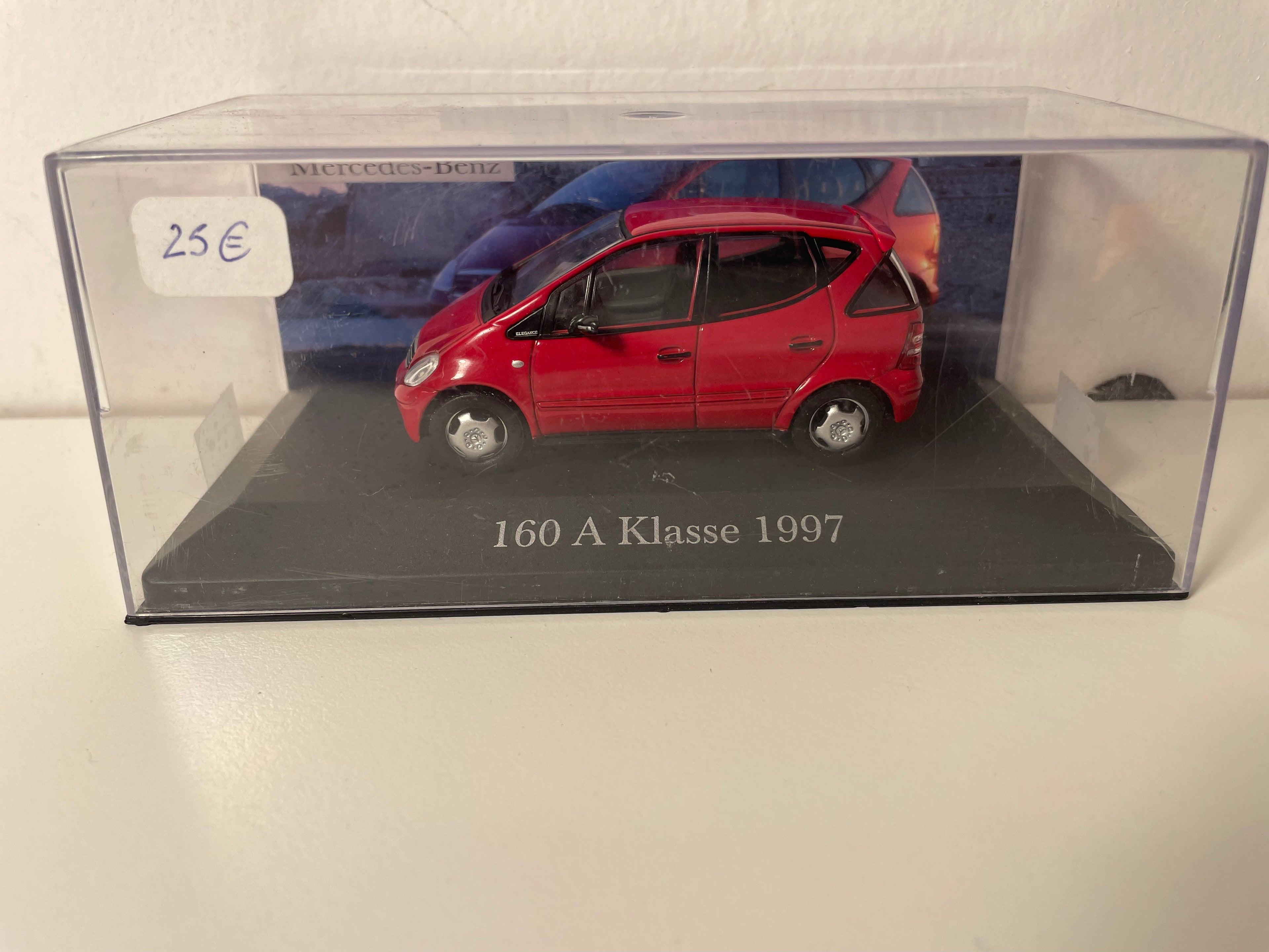 Czerwony Mercedes 160 A Klasse z 1997 roku