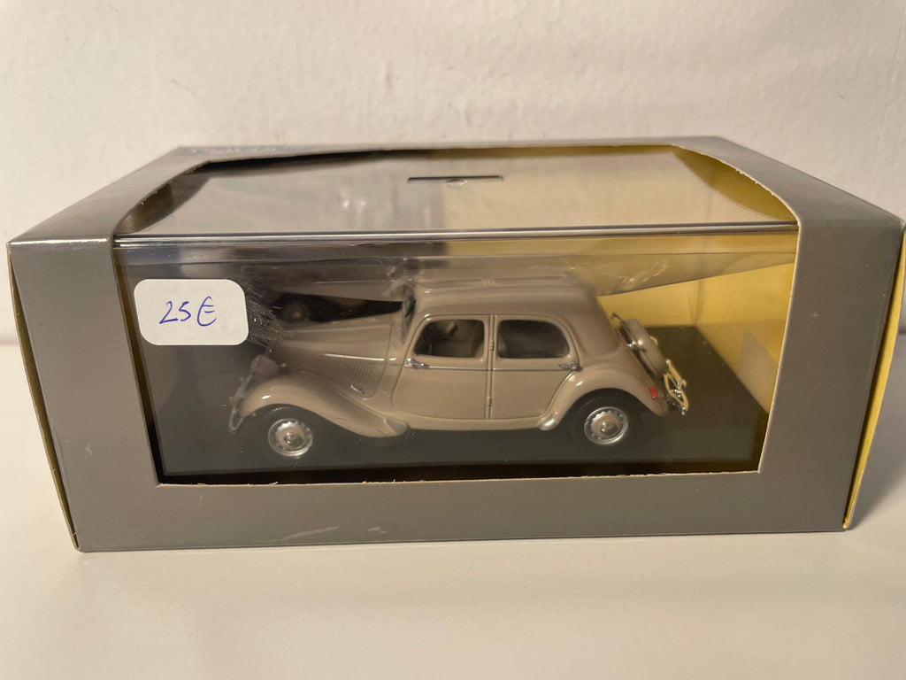 Citroën Traction 11 BL Belge marron de 1951 (boite plexi)