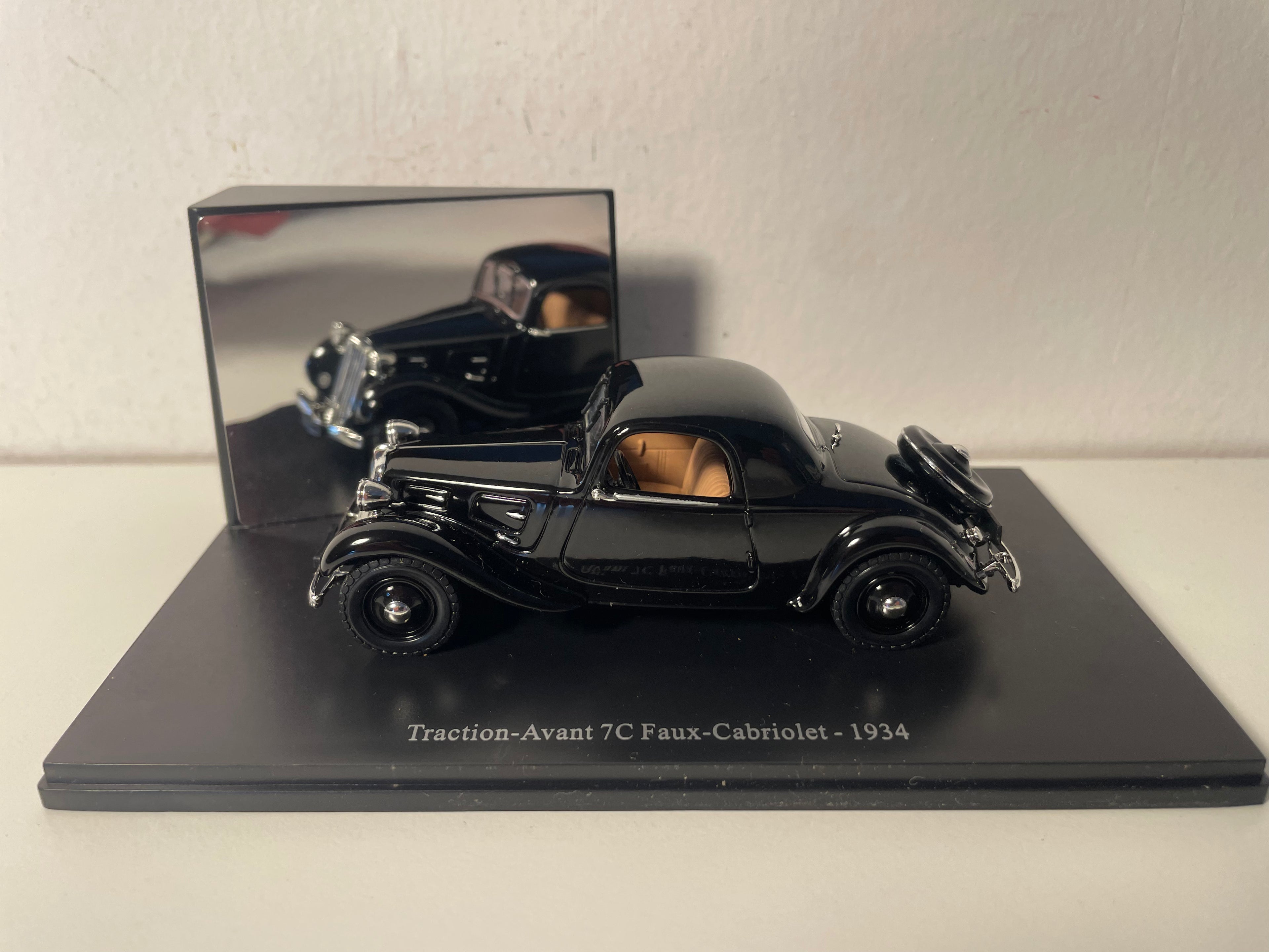 Citroën Traction-Avant 7C Faux-Cabriolet zwart uit 1934 (plexi doos)
