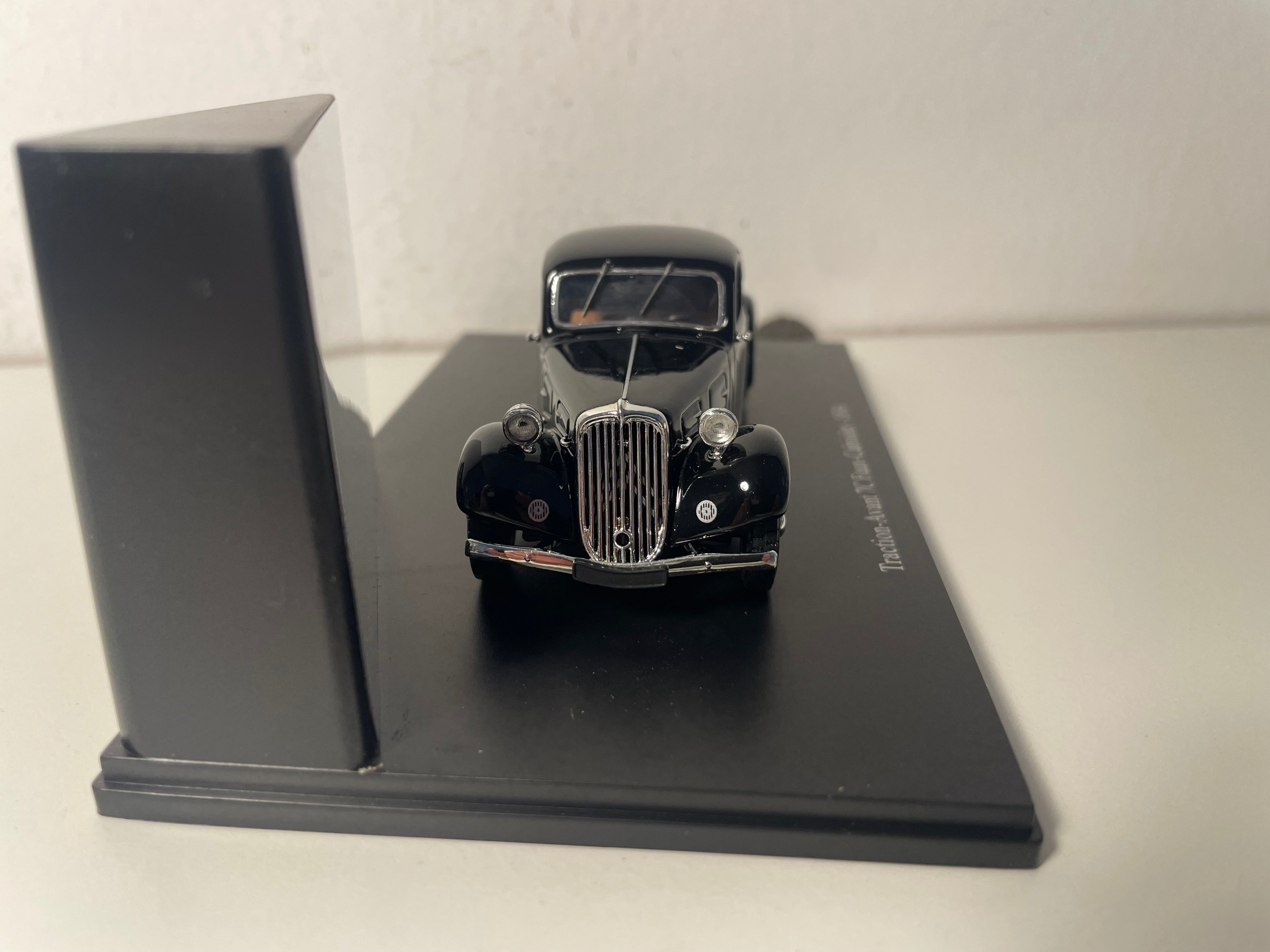 Citroën Traction-Avant 7C Faux-Cabriolet zwart uit 1934 (plexi doos)