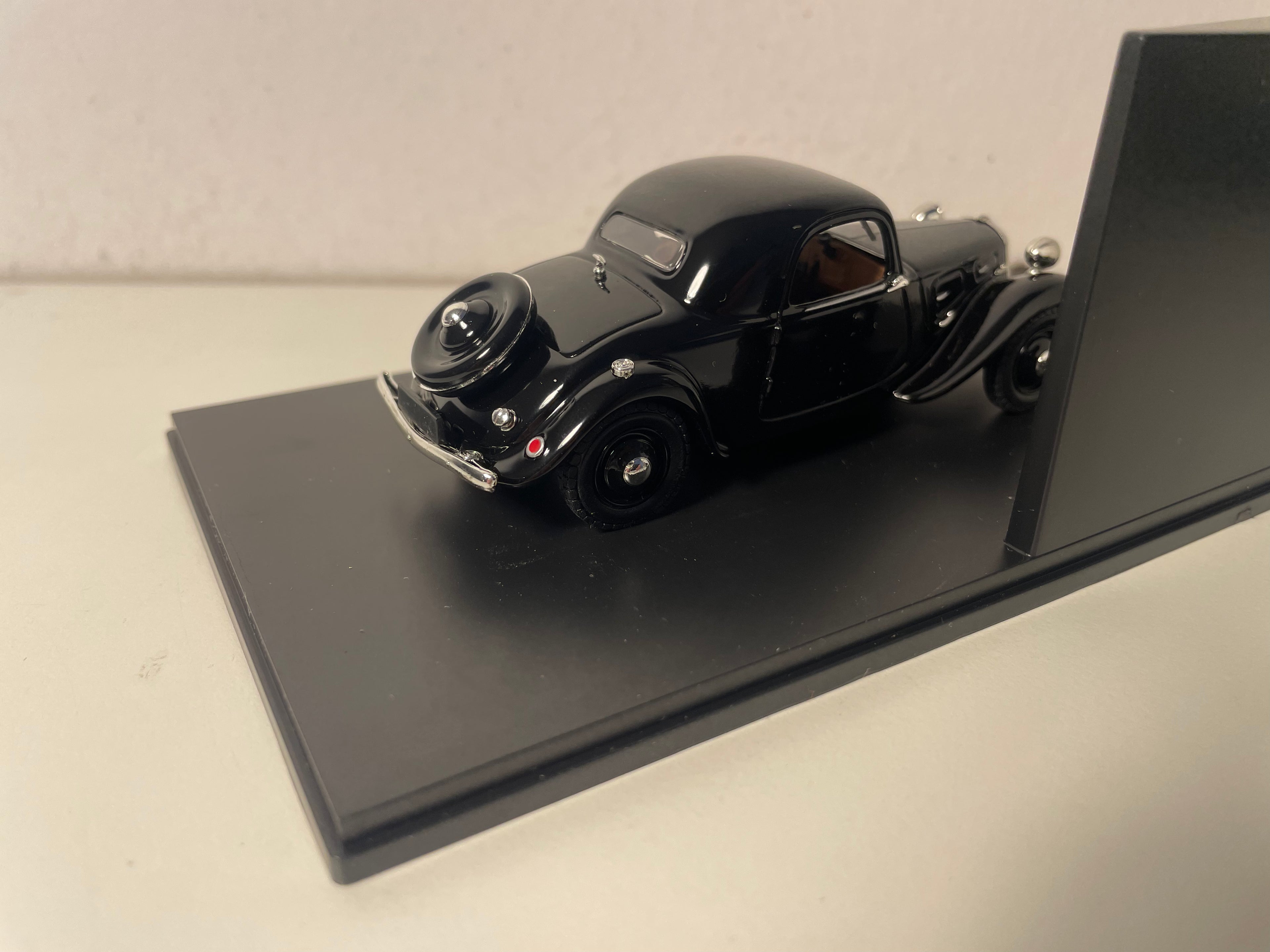 Citroën Traction-Avant 7C Faux-Cabriolet zwart uit 1934 (plexi doos)