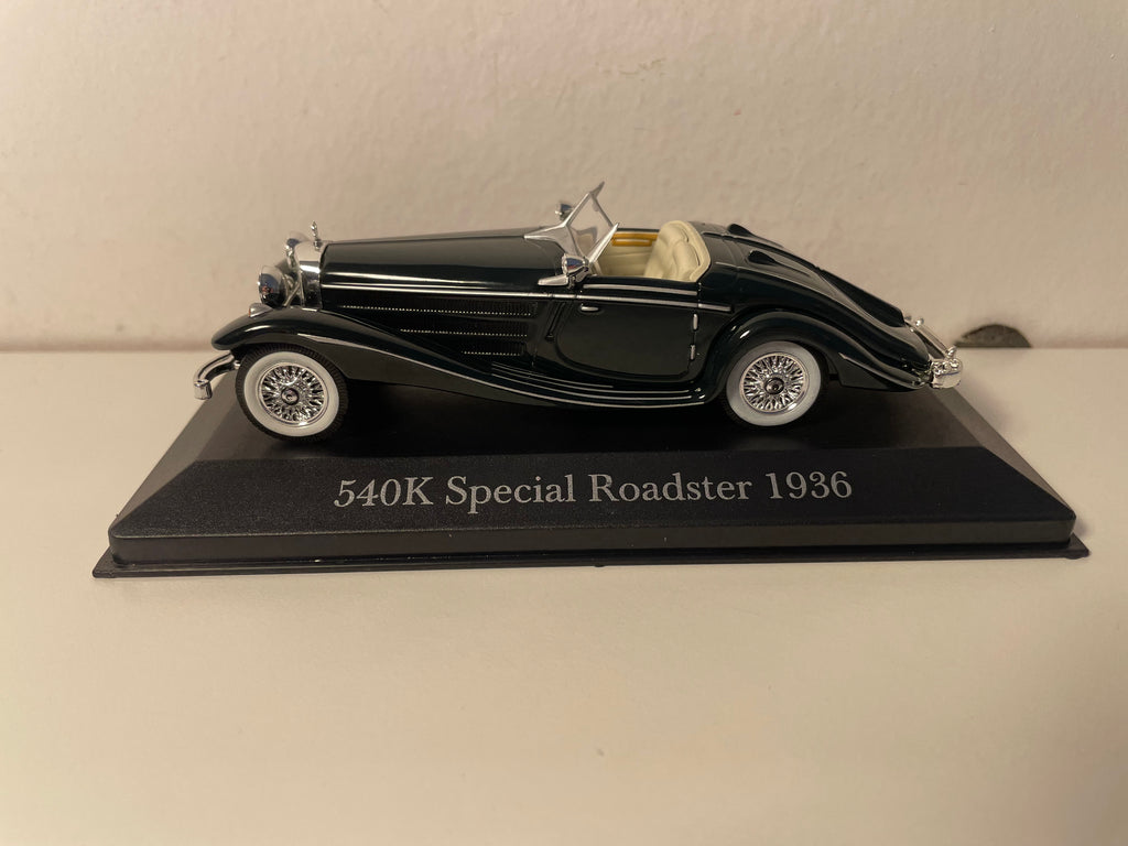 Ciemnozielony Mercedes 540K Special Roadster z 1936 roku