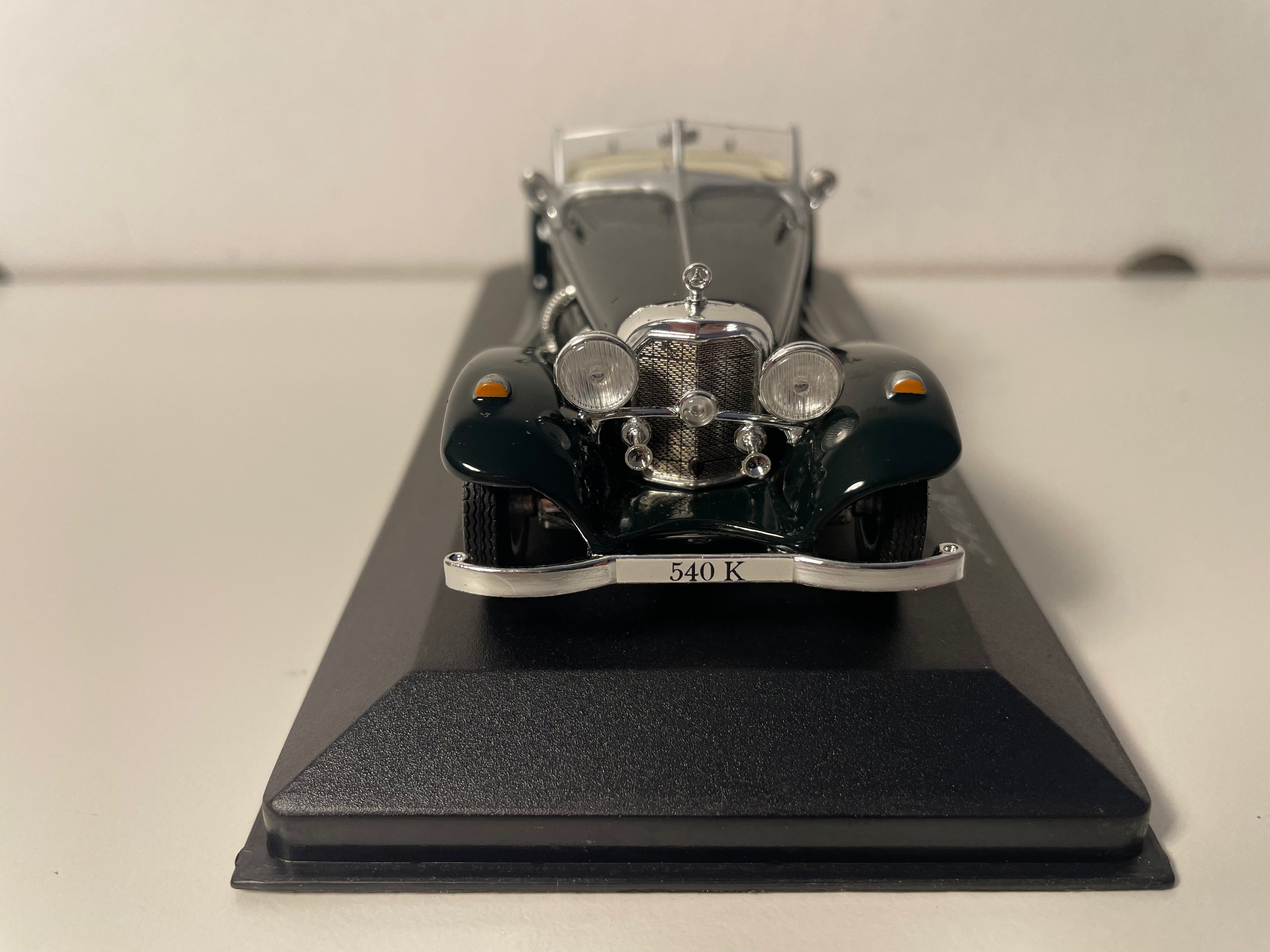 Ciemnozielony Mercedes 540K Special Roadster z 1936 roku