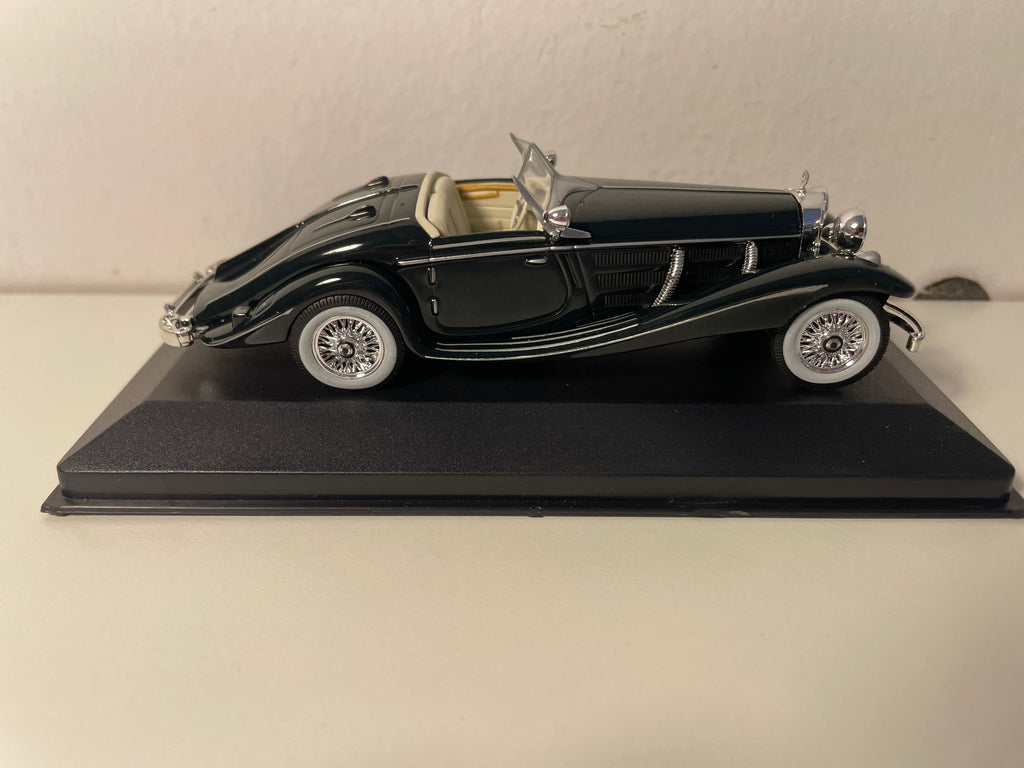 Ciemnozielony Mercedes 540K Special Roadster z 1936 roku