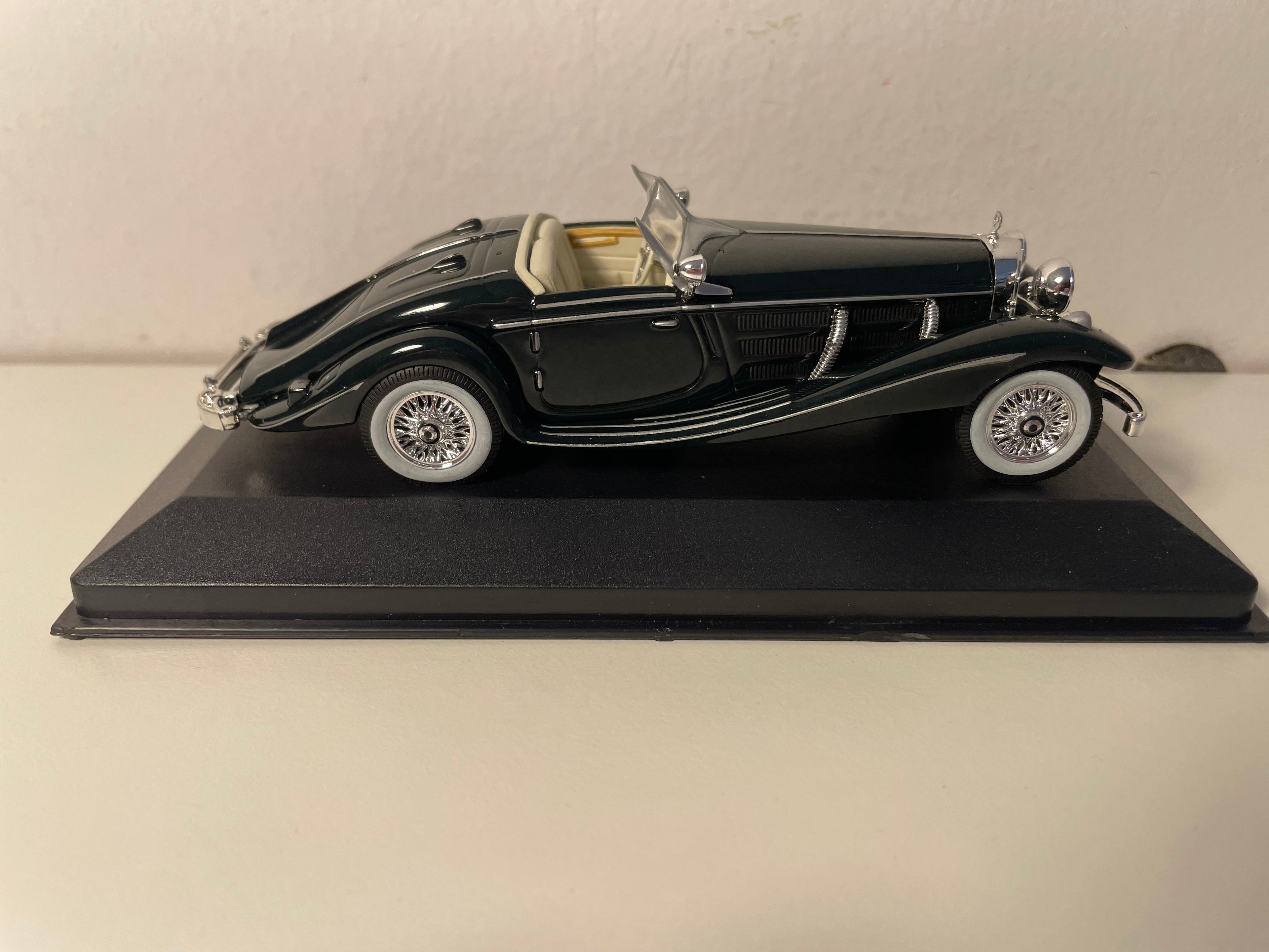 Ciemnozielony Mercedes 540K Special Roadster z 1936 roku