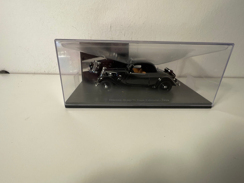 Citroën Traction-Avant 7C Faux-Cabriolet noire de 1934 (boite plexi)