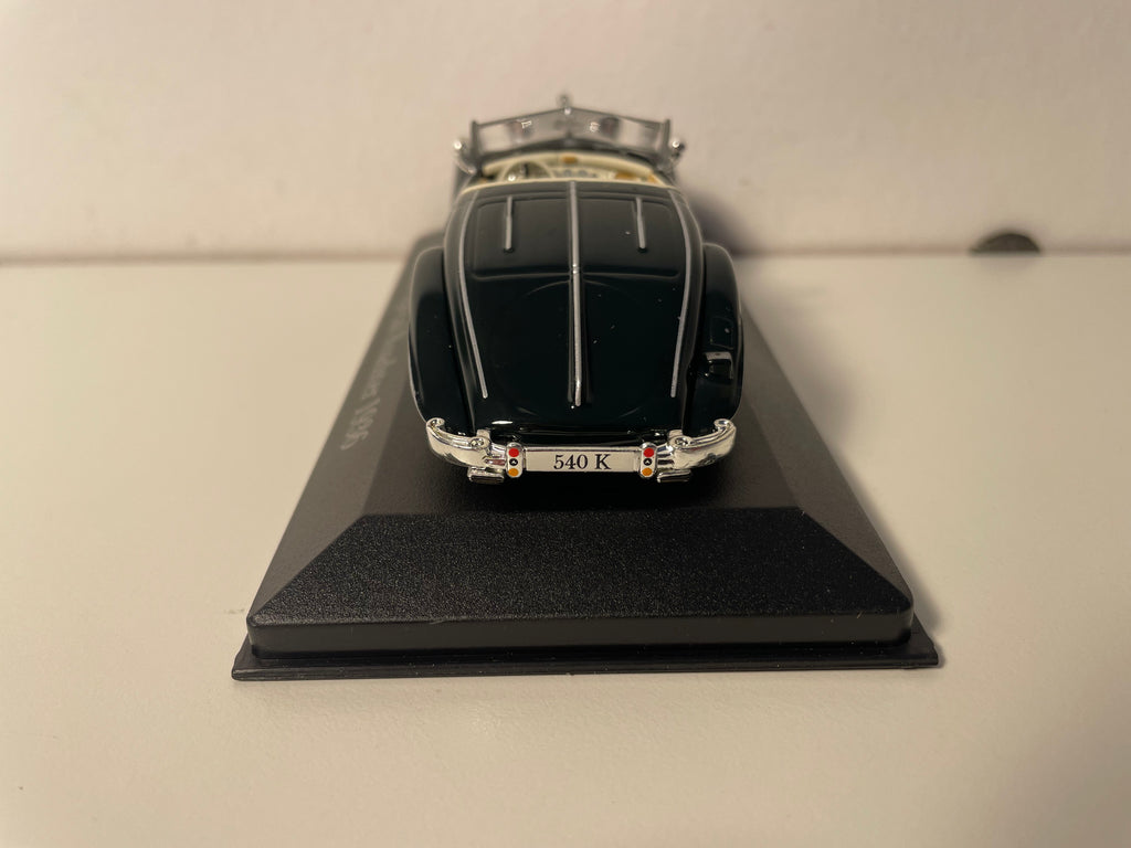 Ciemnozielony Mercedes 540K Special Roadster z 1936 roku