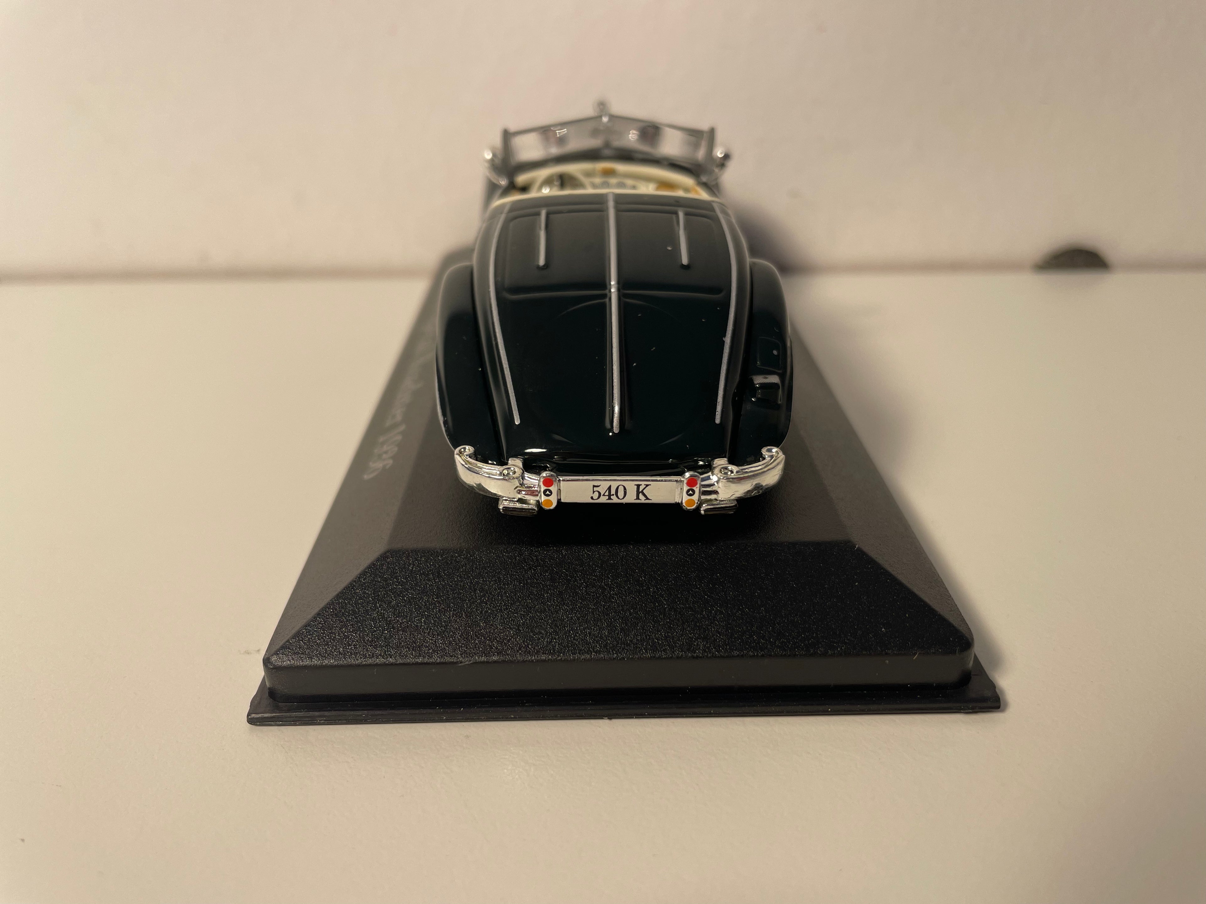 Ciemnozielony Mercedes 540K Special Roadster z 1936 roku