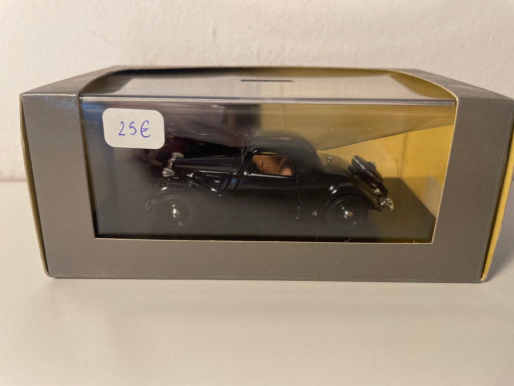 Citroën Traction-Avant 7C Faux-Cabriolet noire de 1934 (boite plexi)