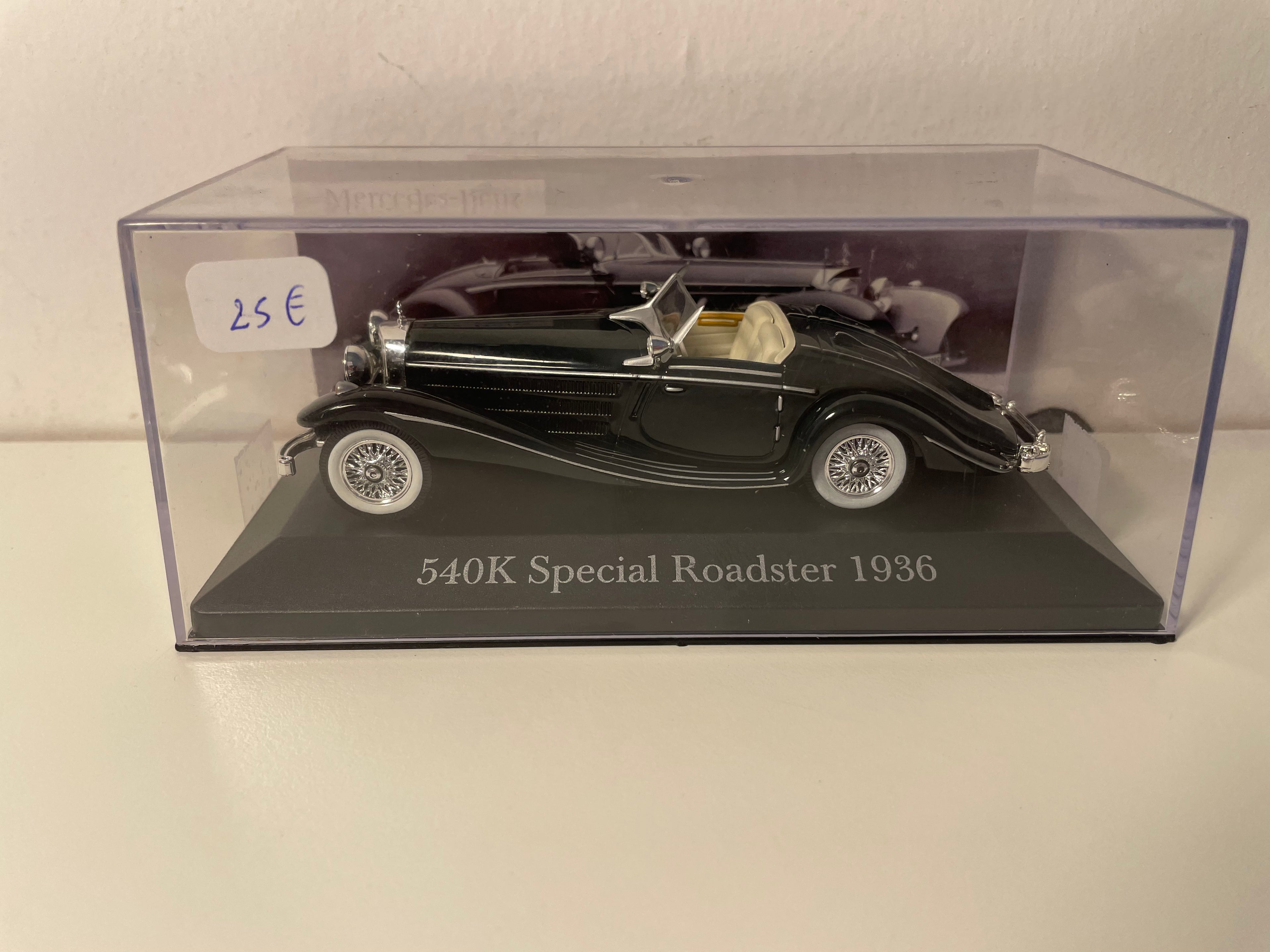 Ciemnozielony Mercedes 540K Special Roadster z 1936 roku