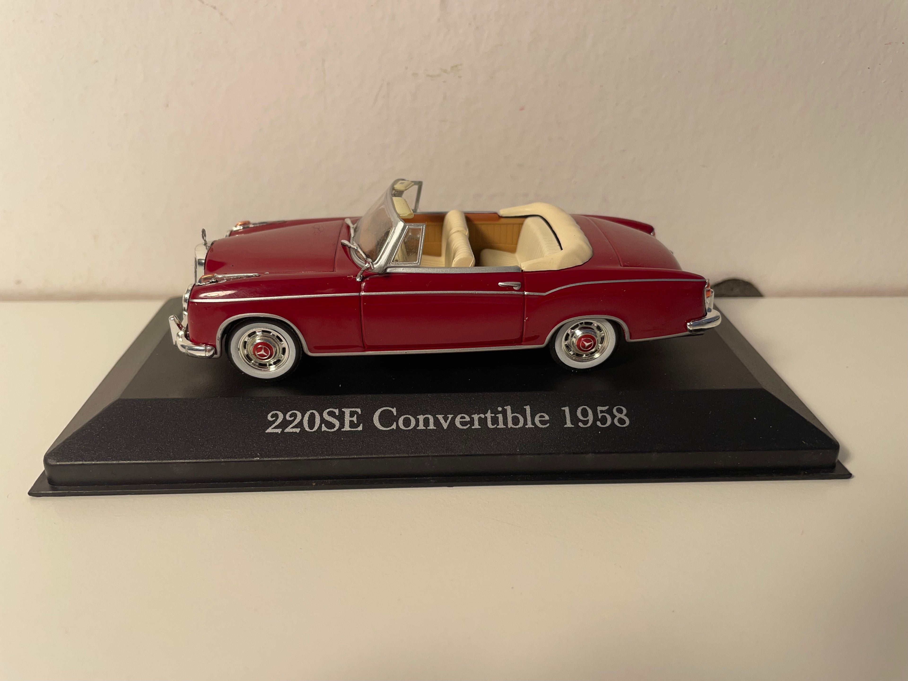 Mercedes 220SE Cabrio z 1958 roku w kolorze bordowym