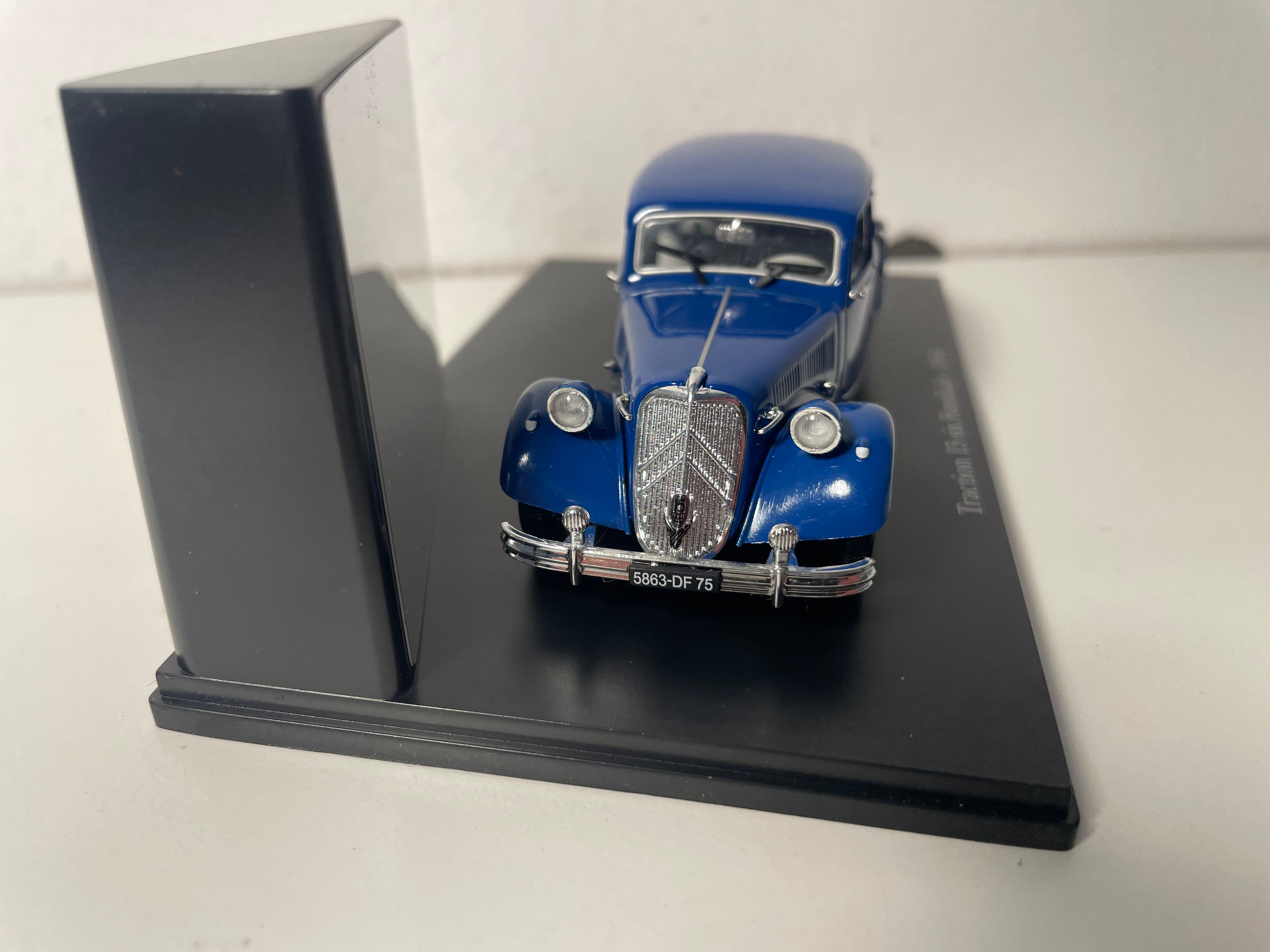 Citroën Traction 15 six Familiale azul de 1954 (caja de plexiglas)