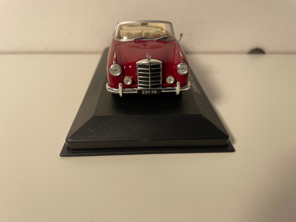 Mercedes 220SE descapotável de 1958 na cor Borgonha