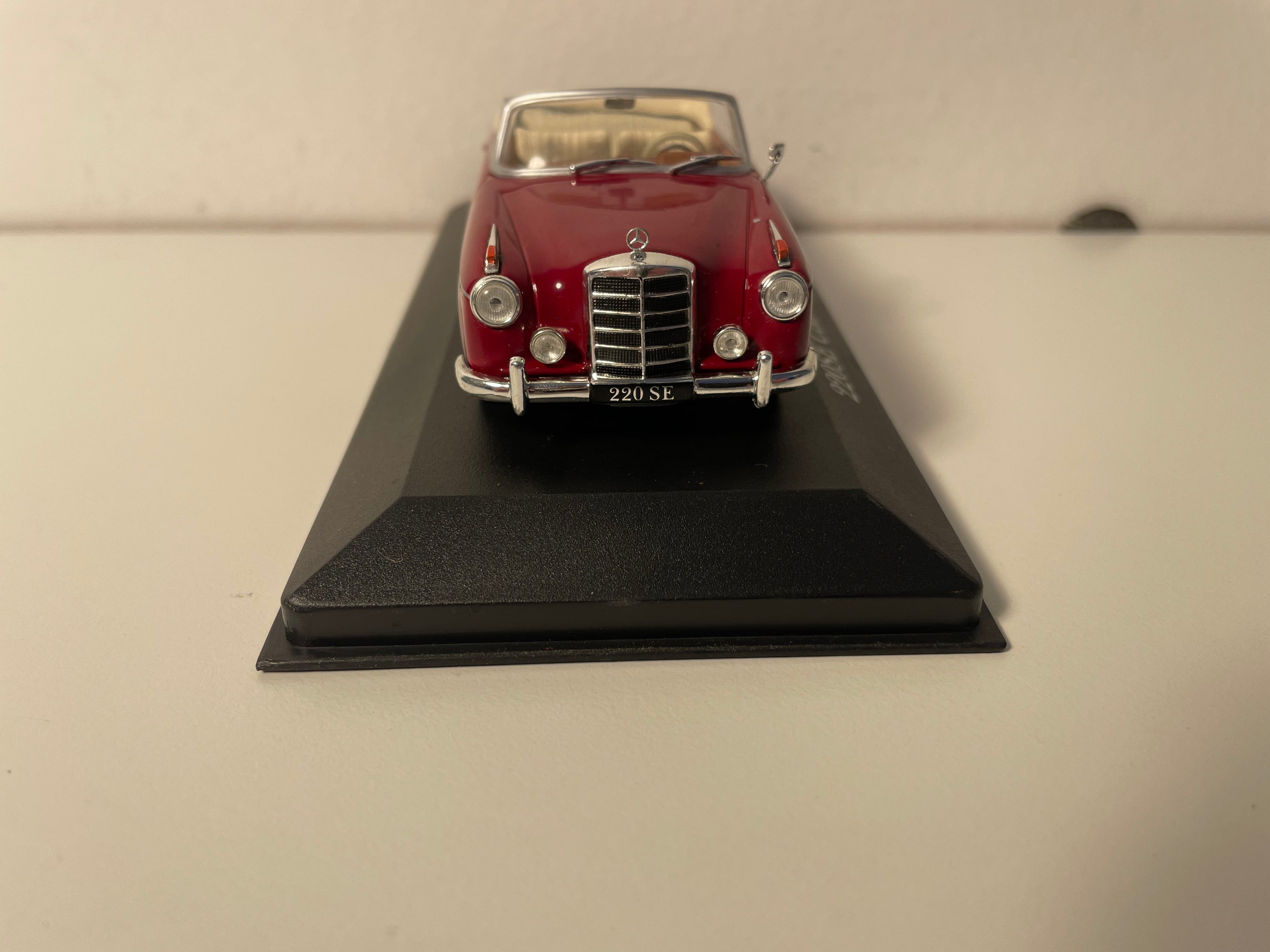Mercedes 220SE Cabrio z 1958 roku w kolorze bordowym