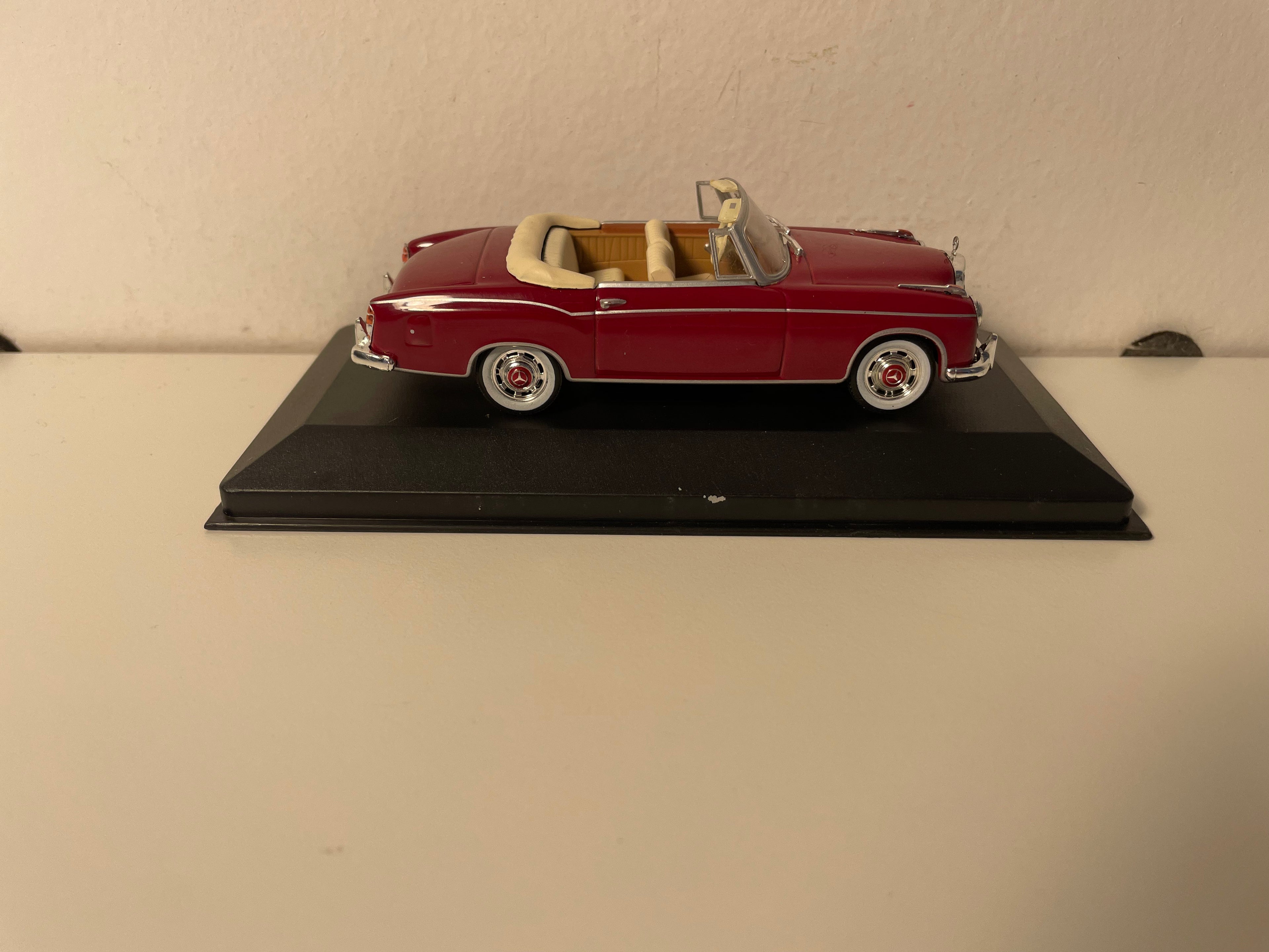 Mercedes 220SE Cabrio z 1958 roku w kolorze bordowym