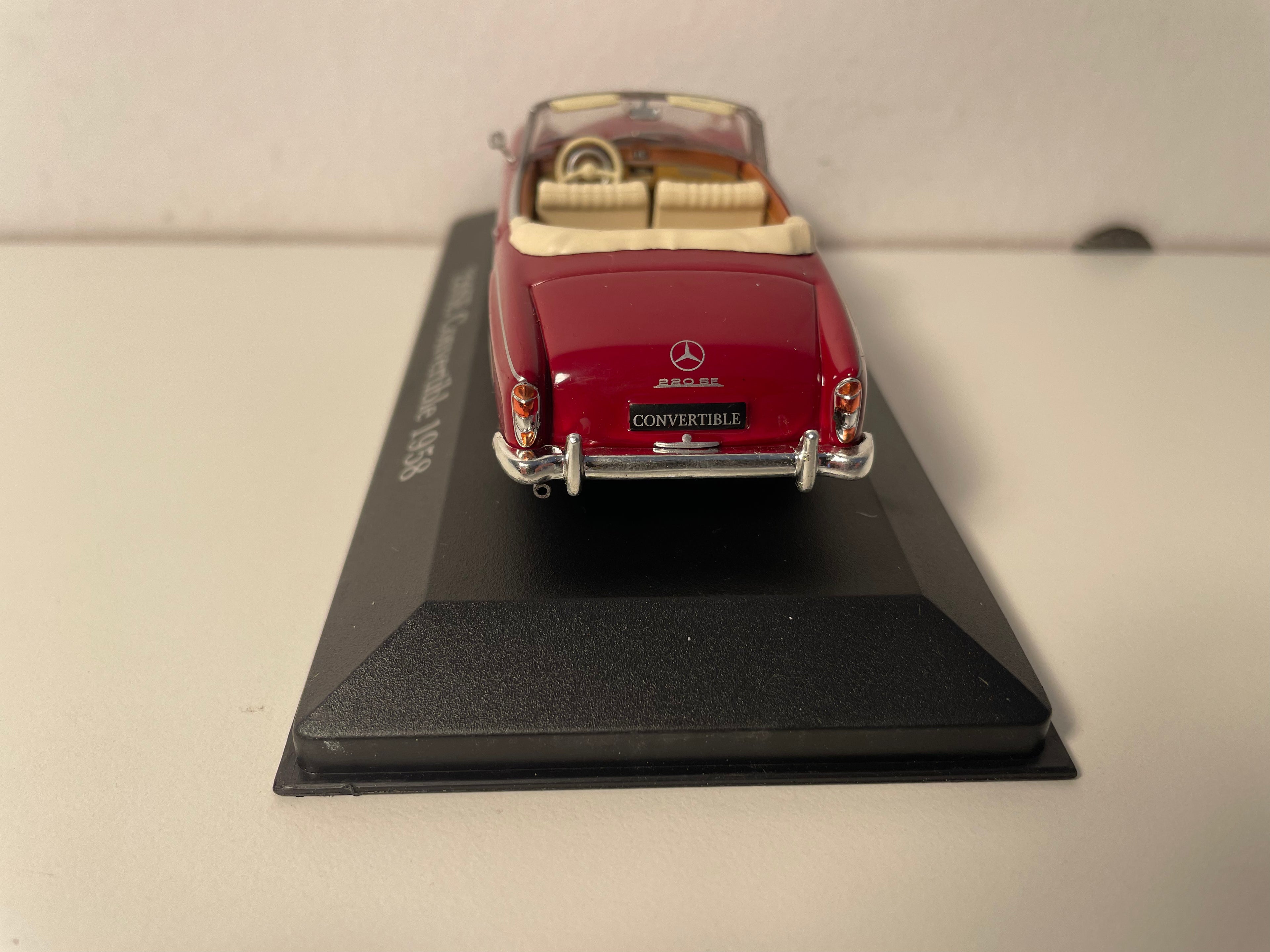 Mercedes 220SE Cabrio z 1958 roku w kolorze bordowym
