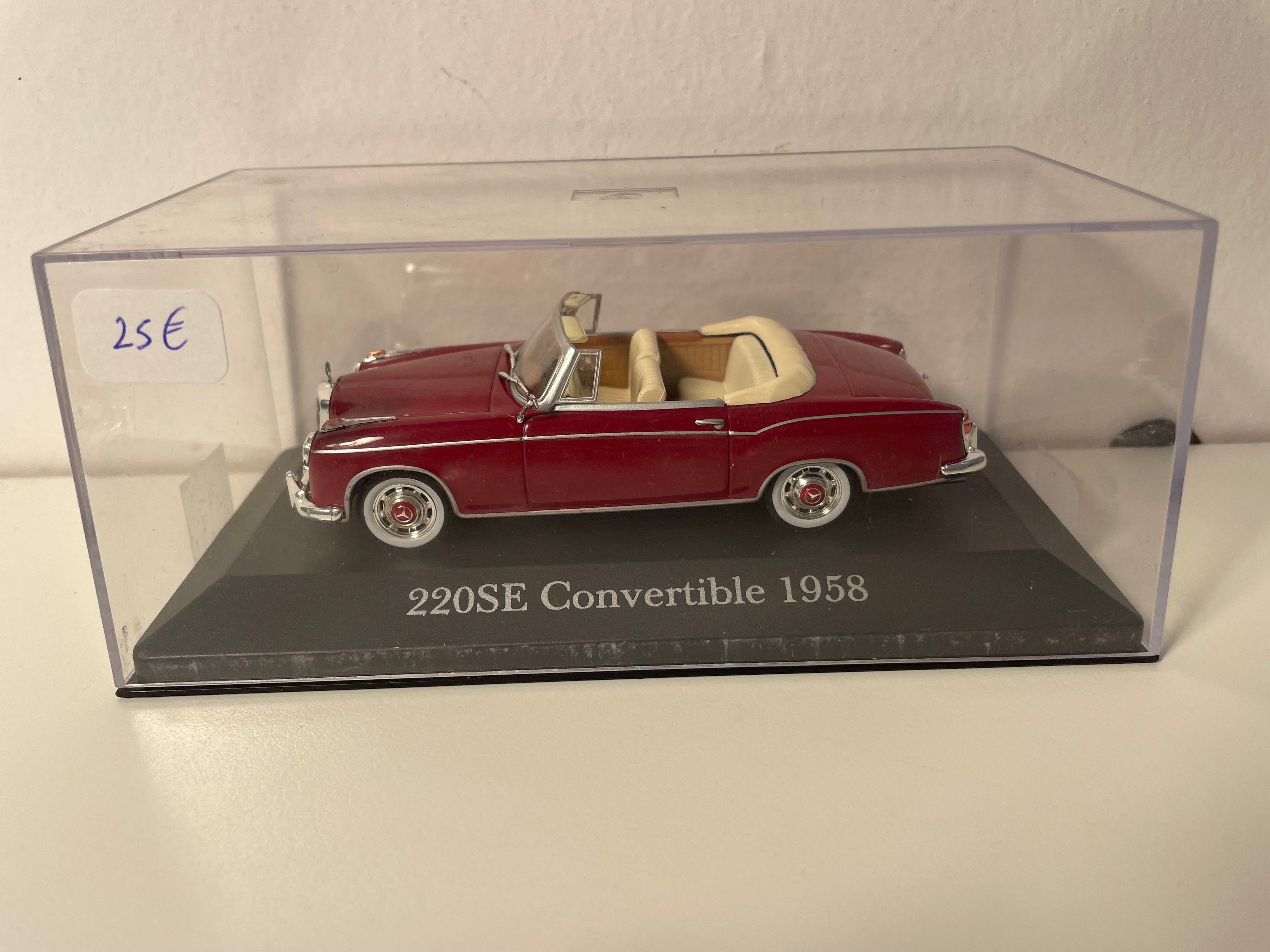 Mercedes 220SE Cabrio z 1958 roku w kolorze bordowym