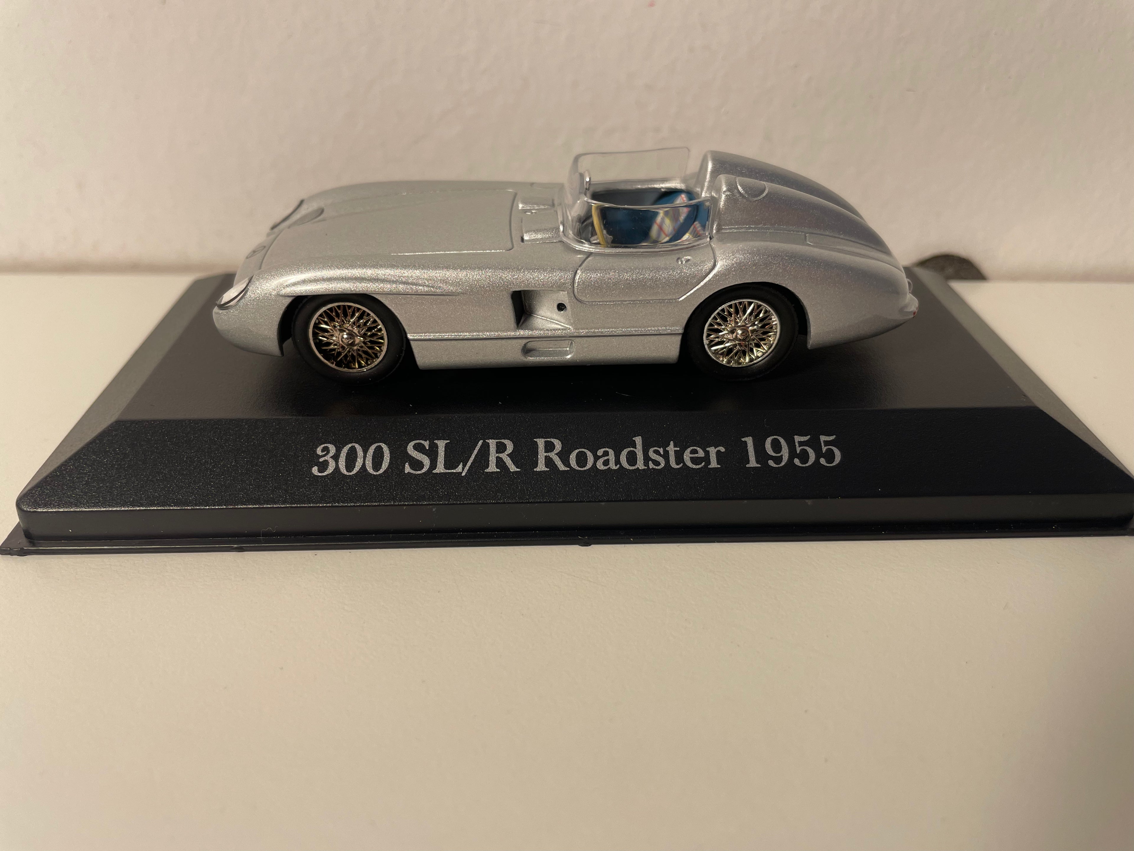 Szary Mercedes 300 SL/R Roadster z 1955 roku