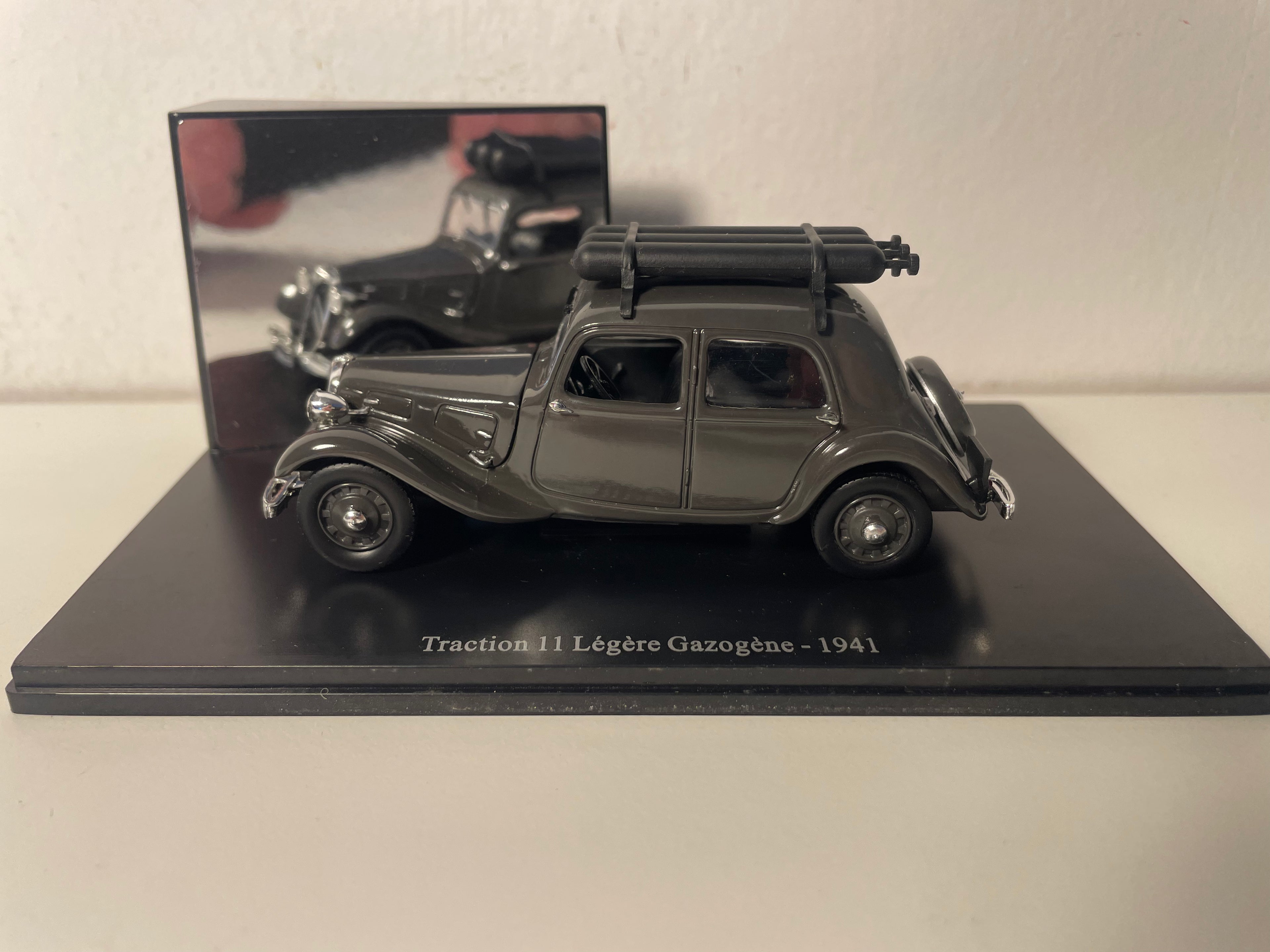 Citroën Traction 11 Light Gazogene from 1941 (Plexi Box)