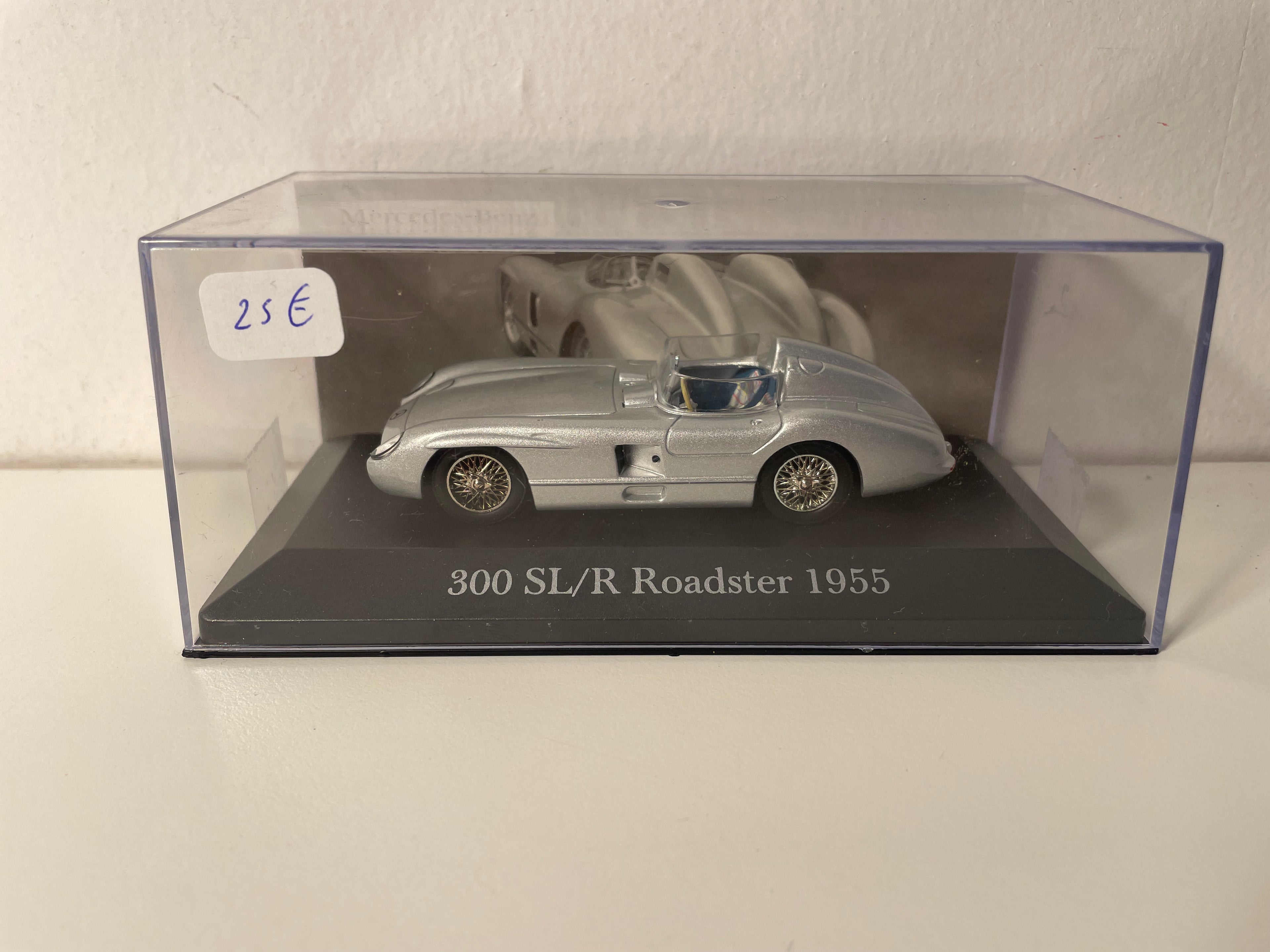 Szary Mercedes 300 SL/R Roadster z 1955 roku