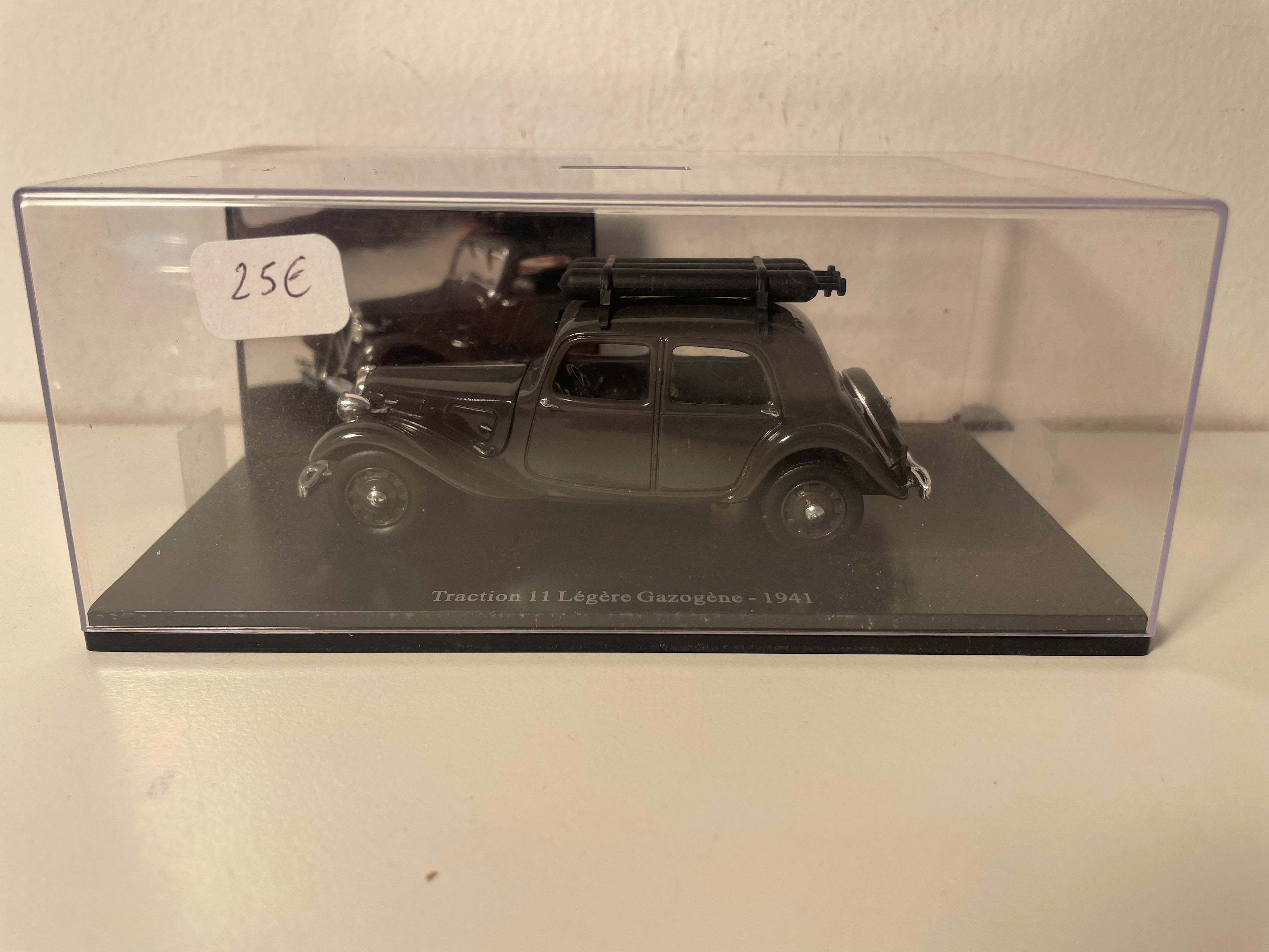 Citroën Traction 11 Light Gazogene from 1941 (Plexi Box)