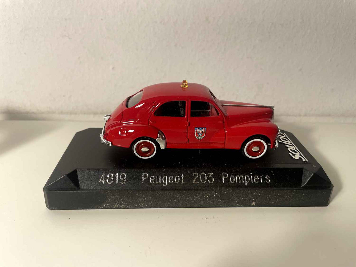 Peugeot 203 rouge de pompiers (Solido référence 4819)