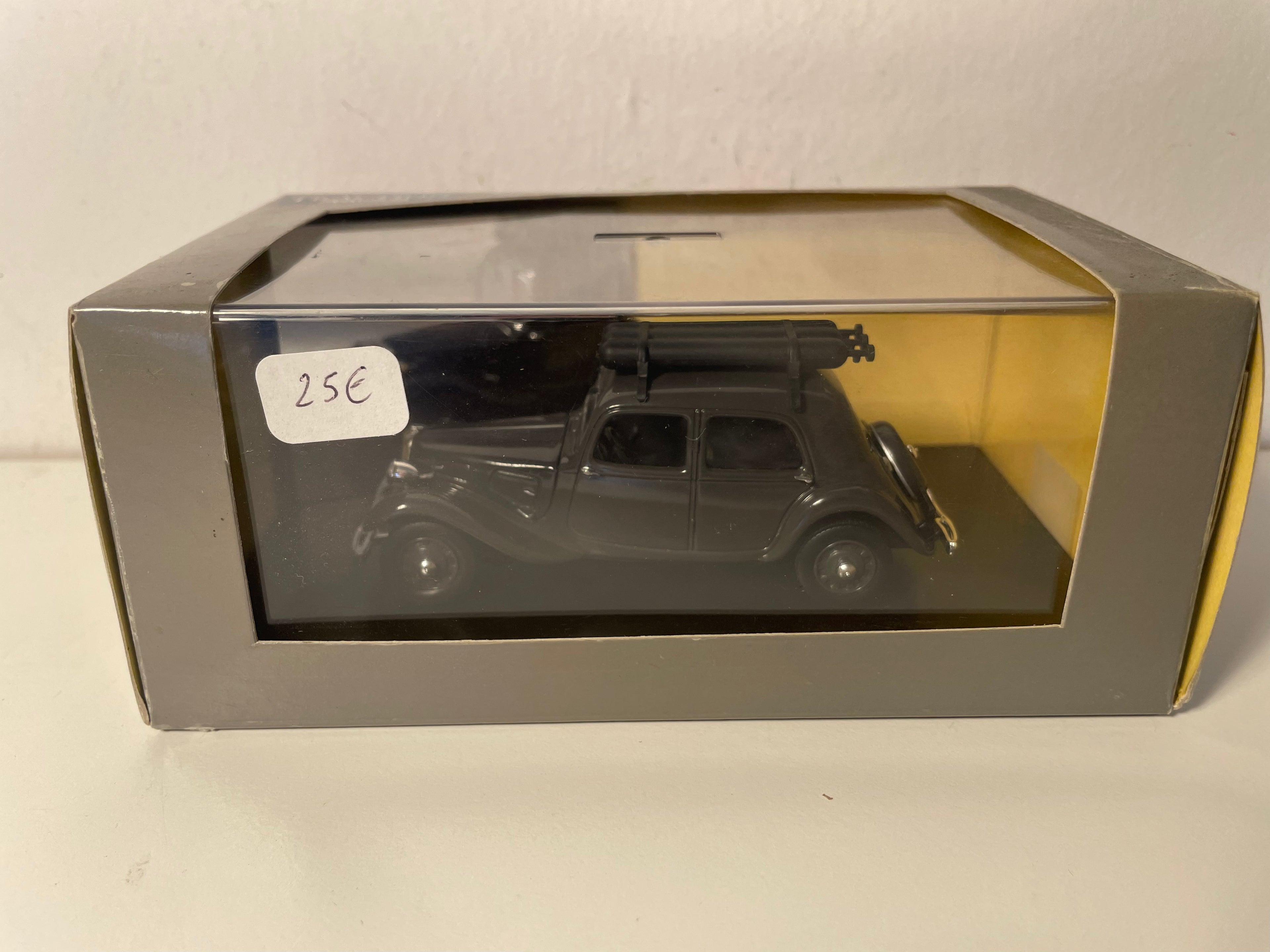 Citroën Traction 11 Light Gazogene from 1941 (Plexi Box)